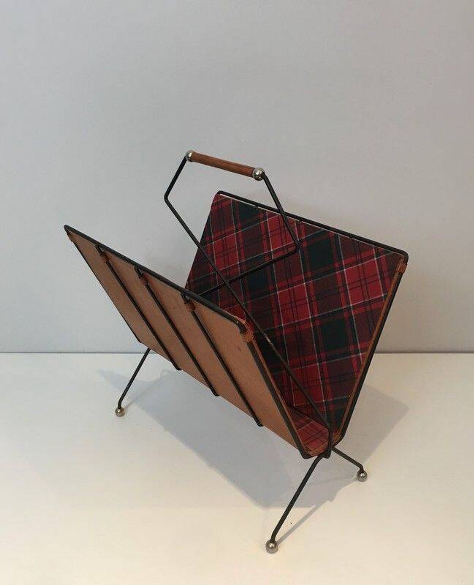 Magazine rack in black lacquered metal, leather and checkered fabric