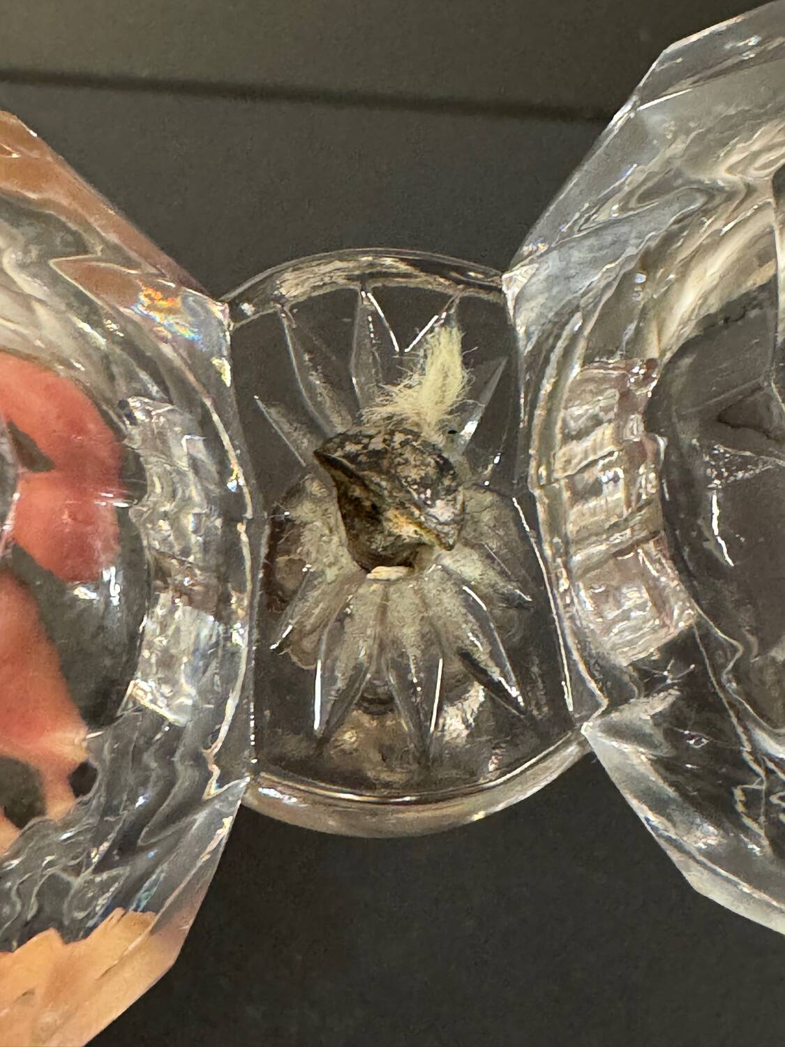 Salière double en cristal taillé signée Baccarat avec monture en métal