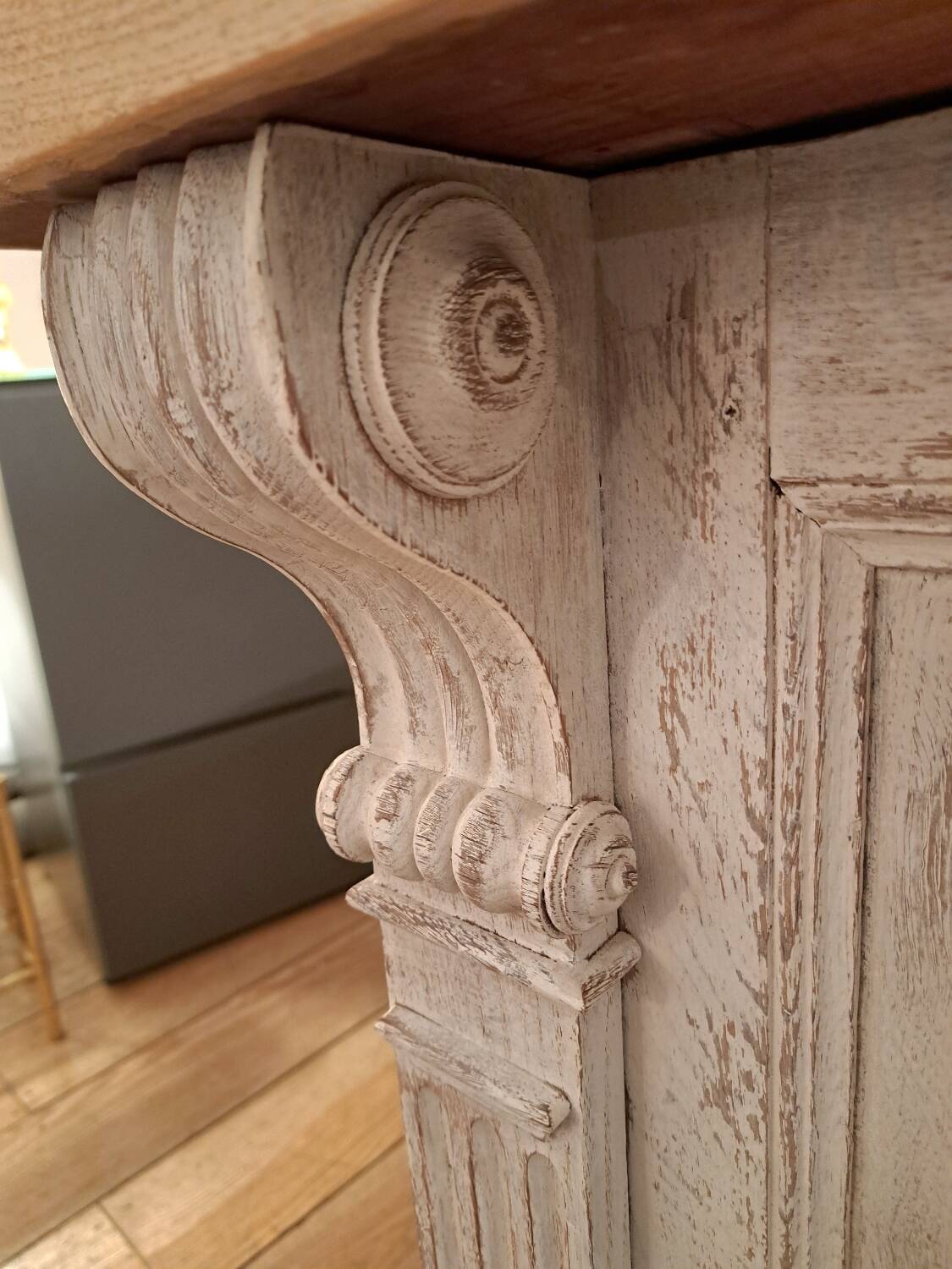 Counter from the late 19th century in patinated oak.