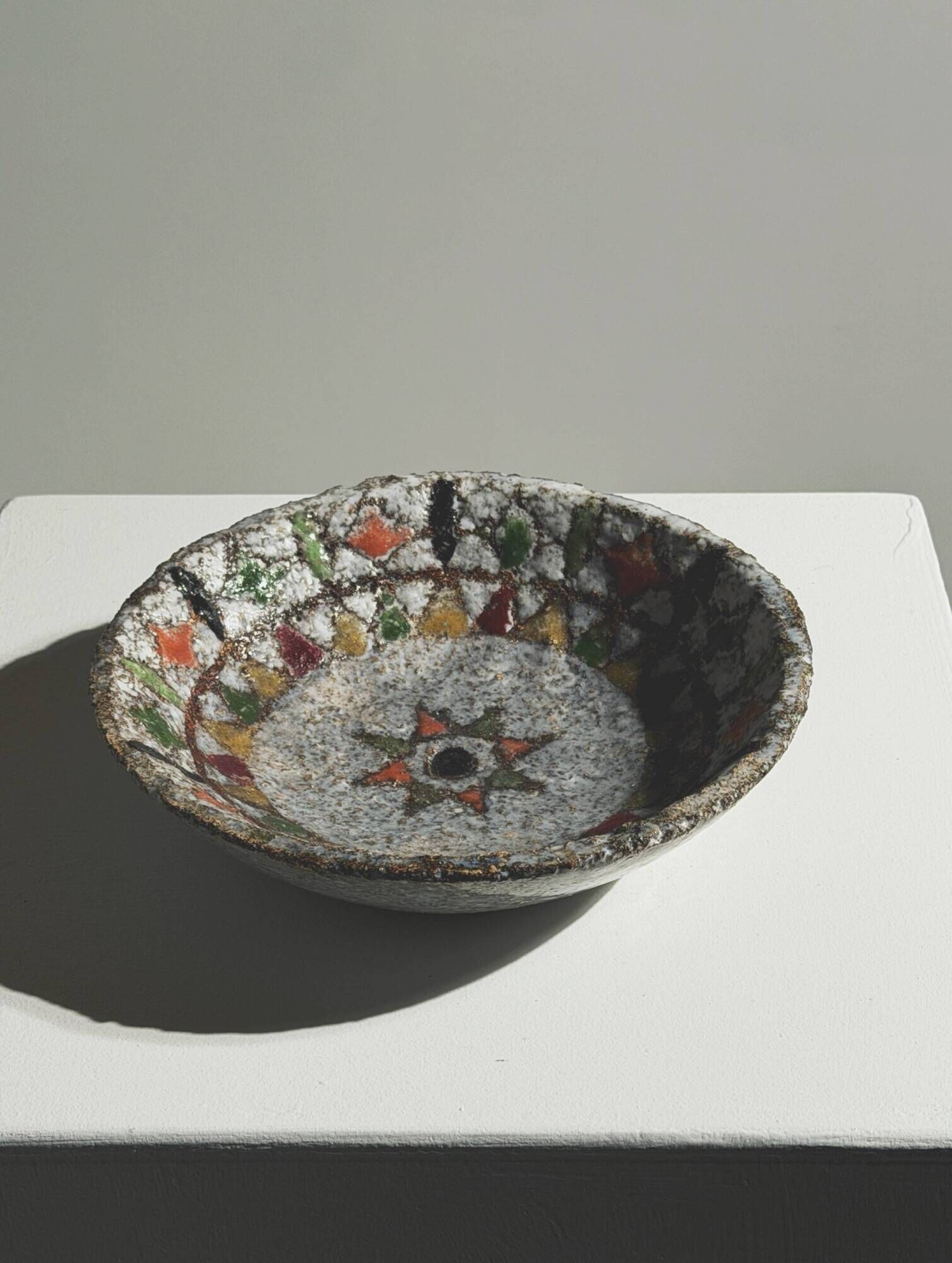 Stoneware bowl with chamotte by Fernande Kohler, Vallauris, around 1960.