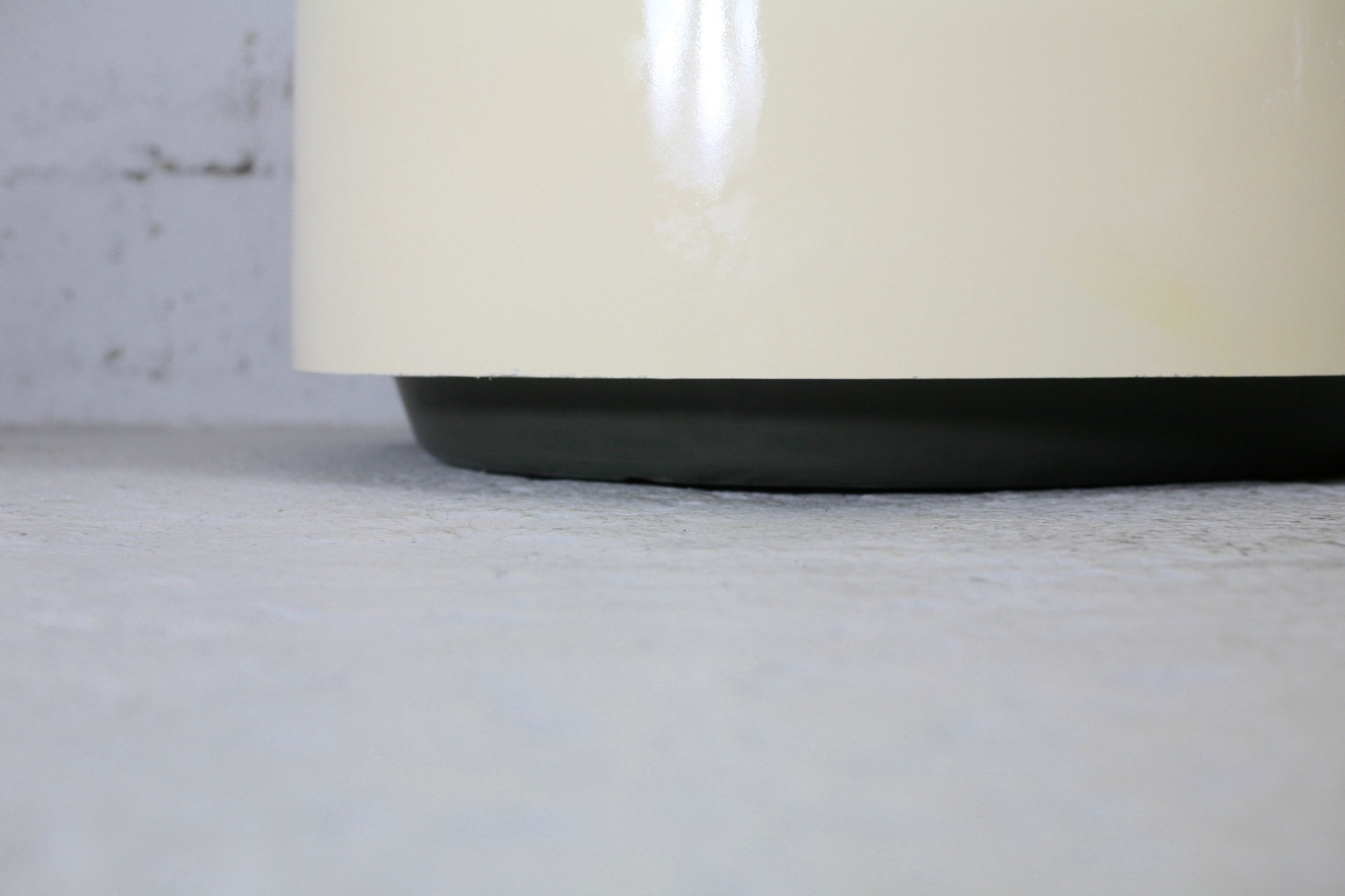 Important cylindrical planter in cream lacquered fiberglass, circa 1970