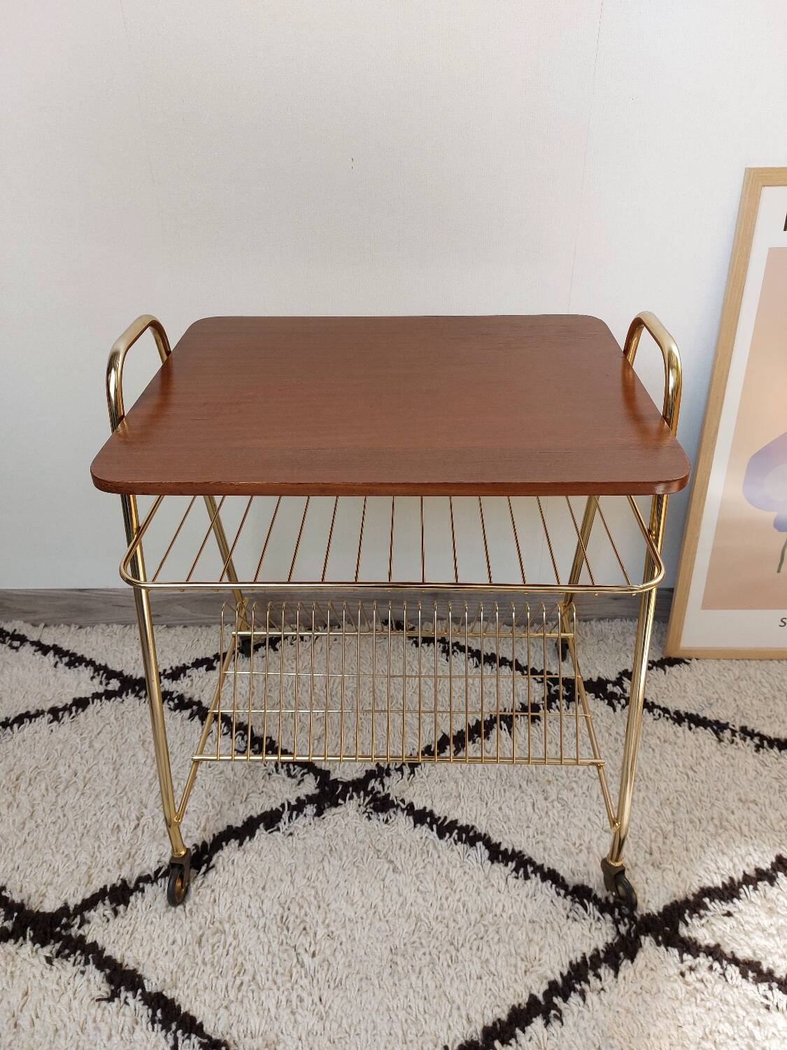 Side table for storing vinyl records