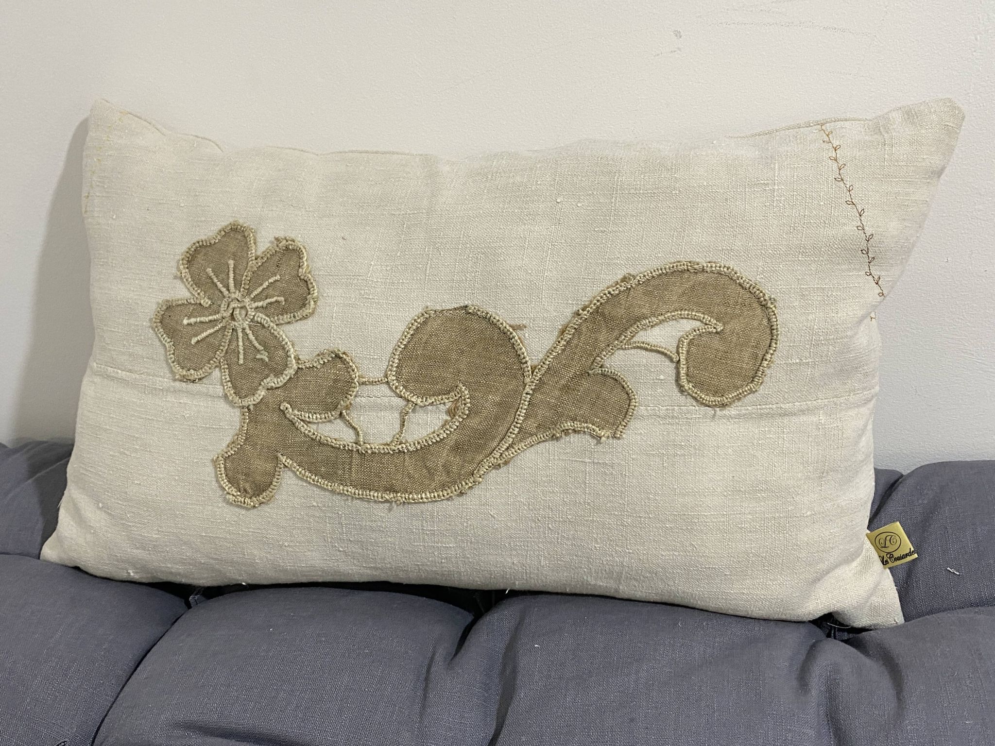 Coussin en toile ancienne avec ornement