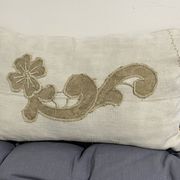 Coussin en toile ancienne avec ornement