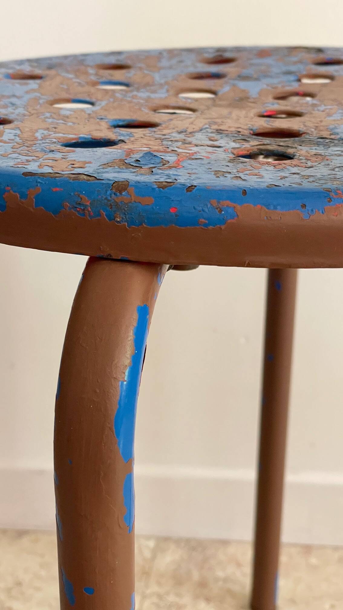 Tabouret industriel acier patine bleue & chocolat vintage