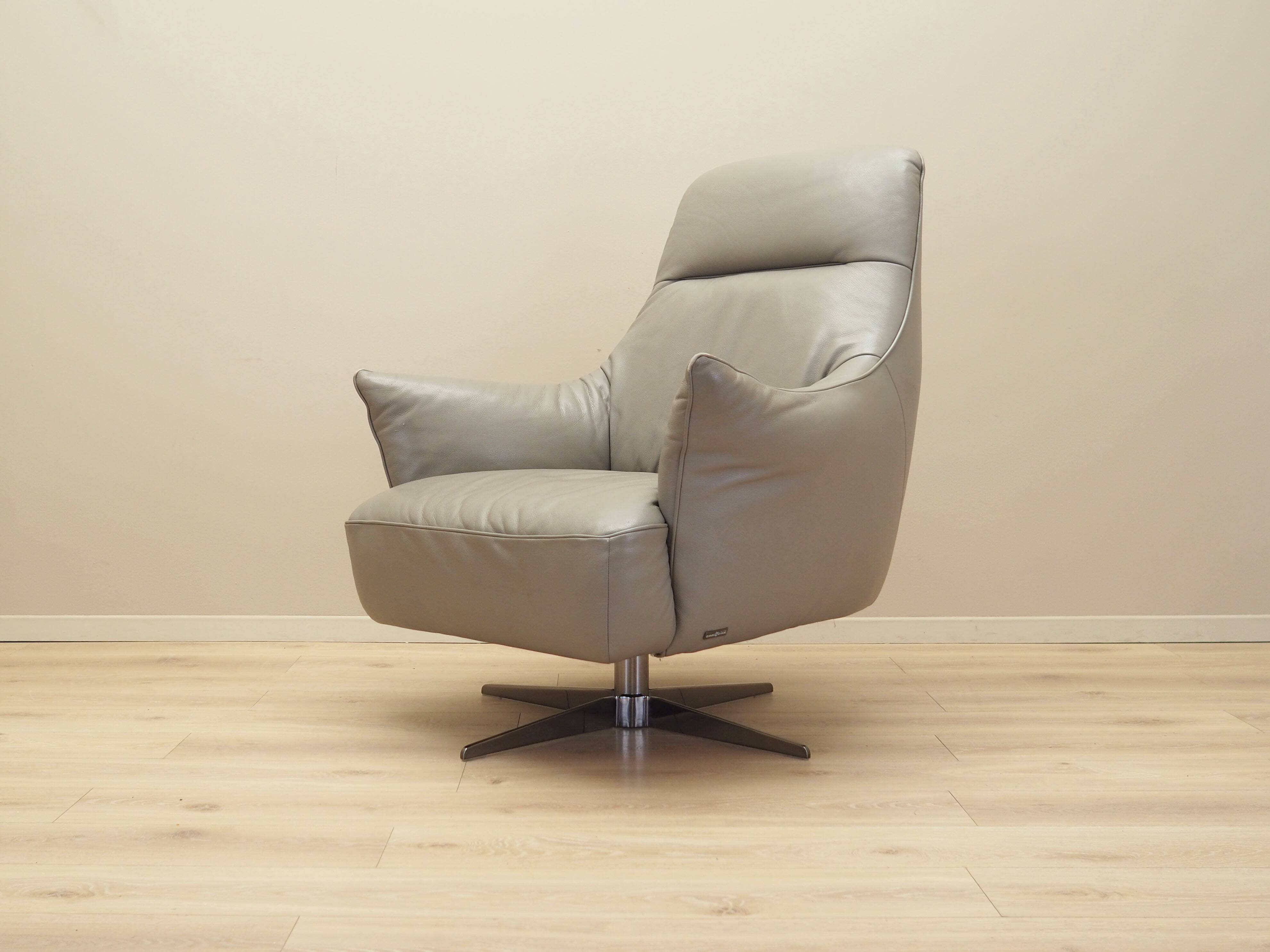Leather swivel armchair, Italian design, 1990s, manufacture: Natuzzi