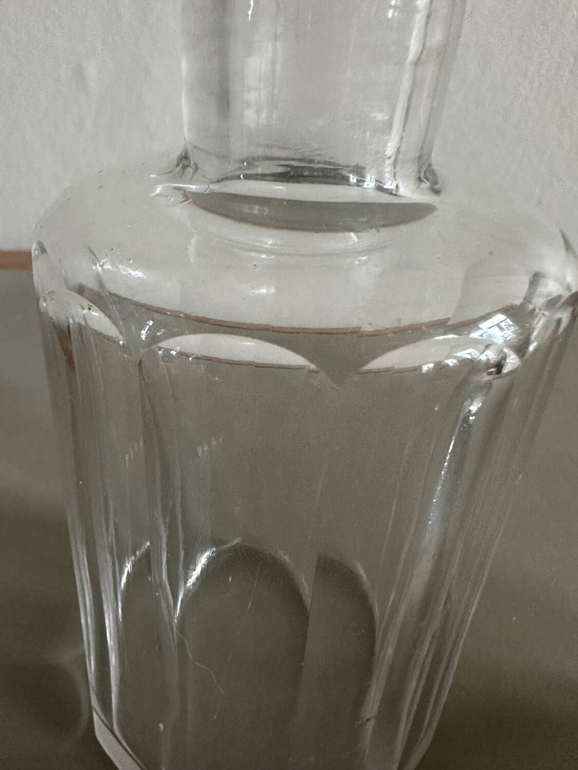 Glass bottle and its glass stopper