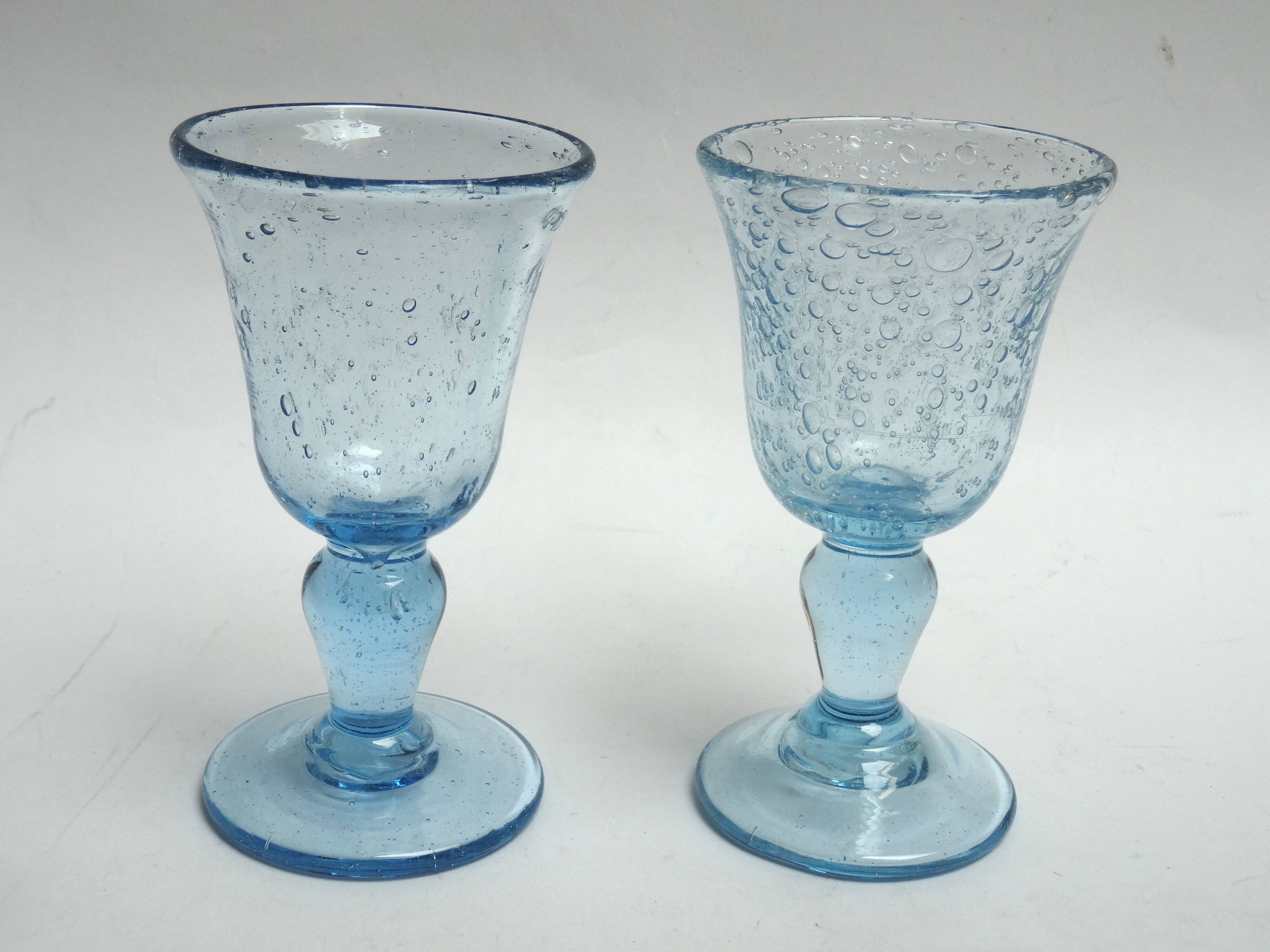 2 glasses with Biot liqueur