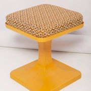 Tabouret fleurs jaune moutarde milieu du siècle, Pologne, années 1970
