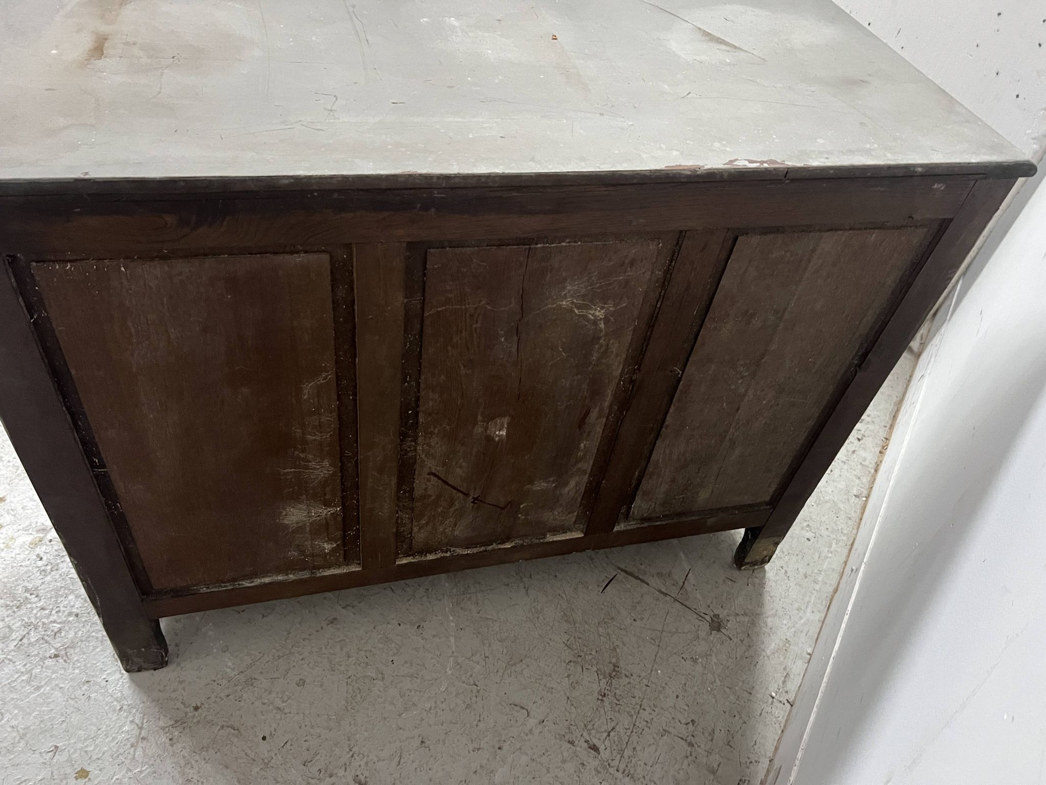Commode arbalète de style Louis XV en chêne patiné XX siècle