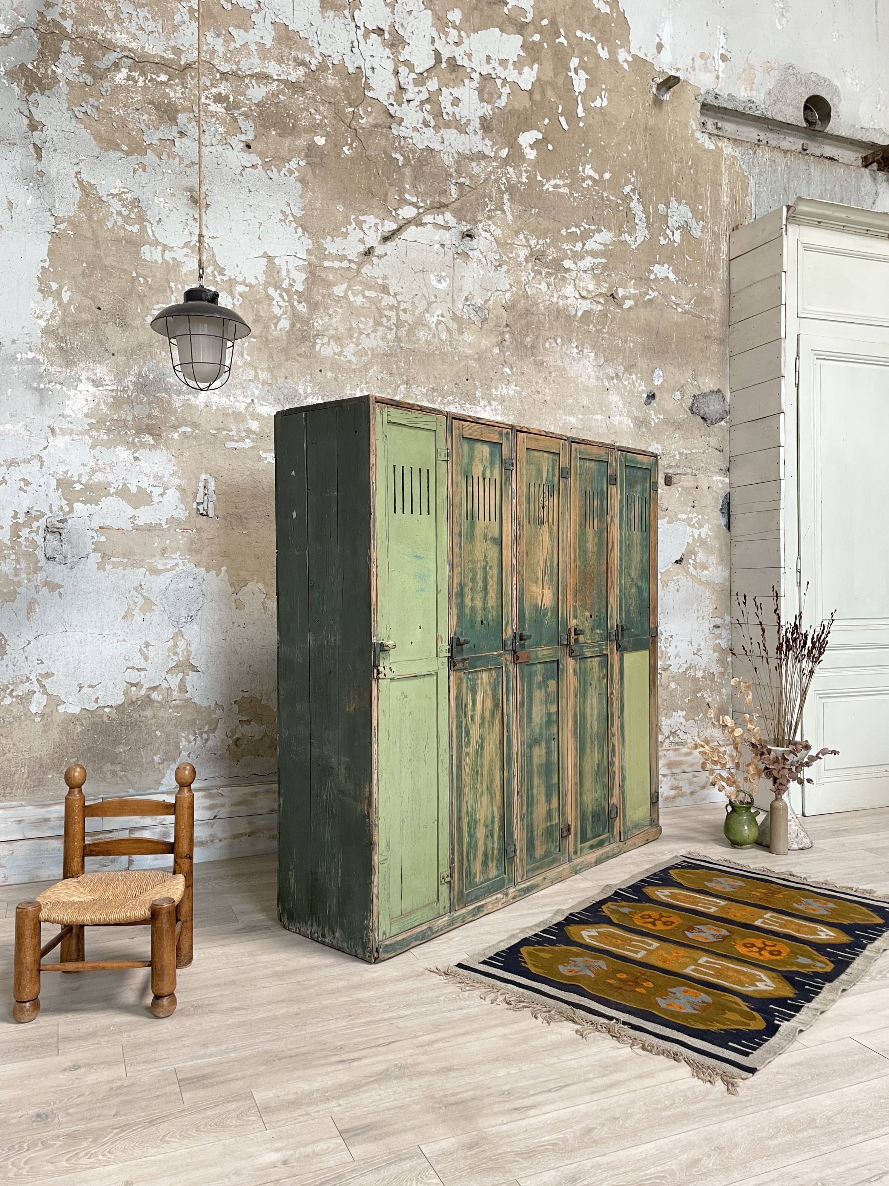 5-door cloakroom in patinated wood
