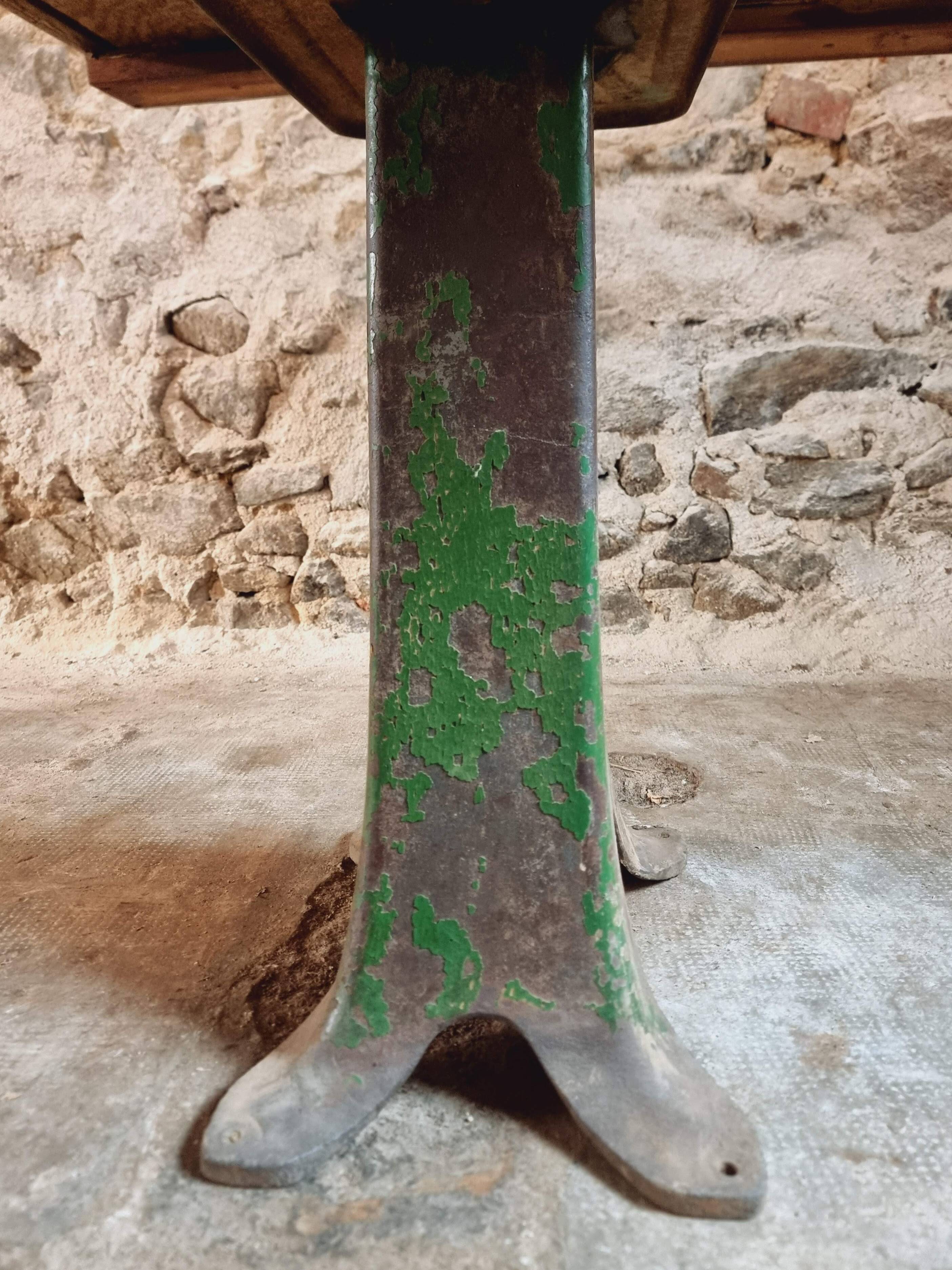 Table ancienne en chêne massif sur piètement en fonte – France, XVIIIe sièc
