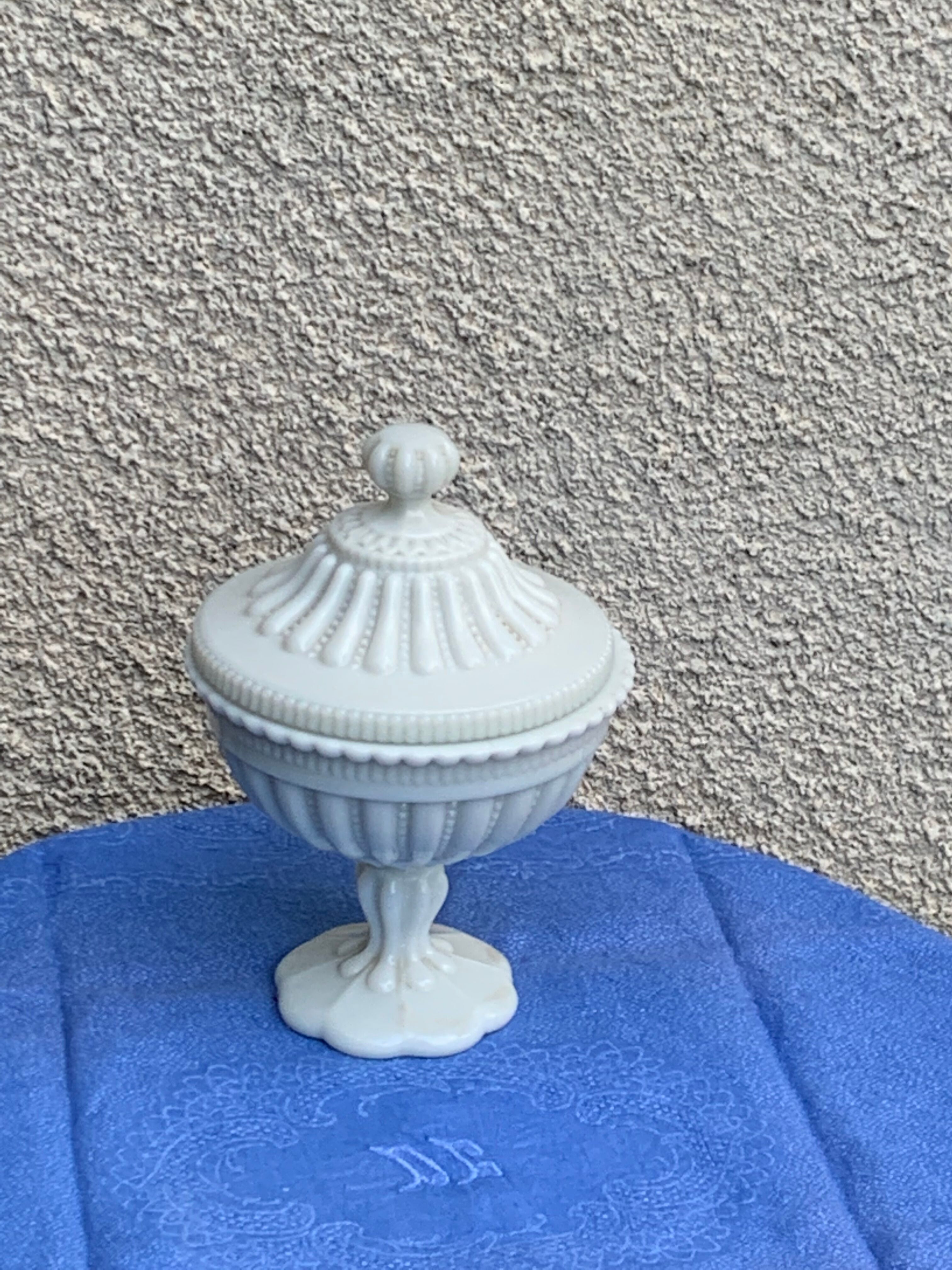 Candy cup in old white opaline, pearl pattern