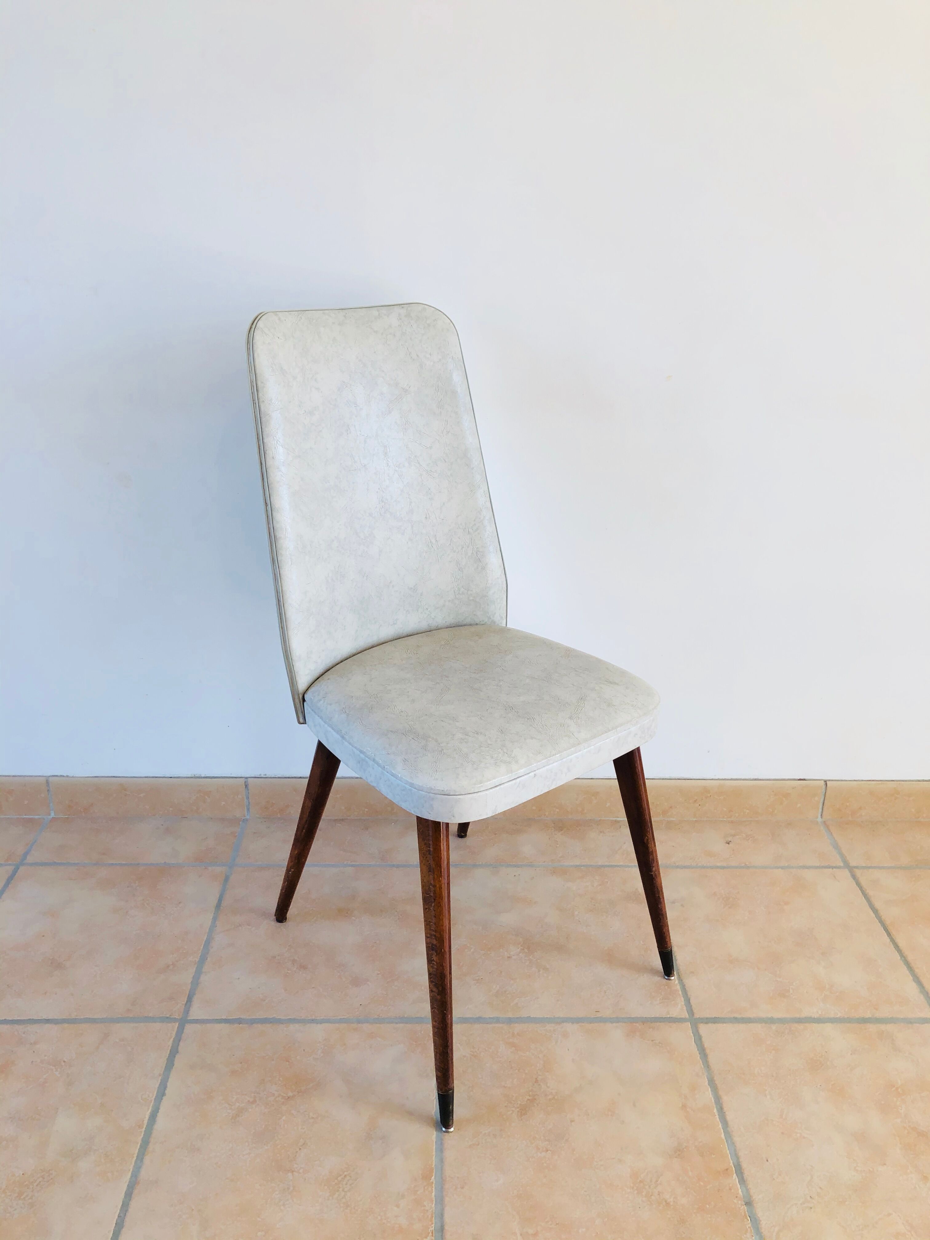 Set de 6 chaises vintage en skaï et noyer