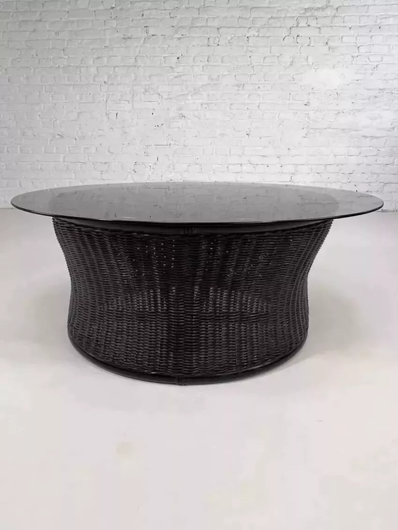 Table basse en rotin et verre fumé