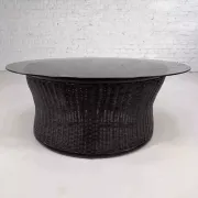 Table basse en rotin et verre fumé