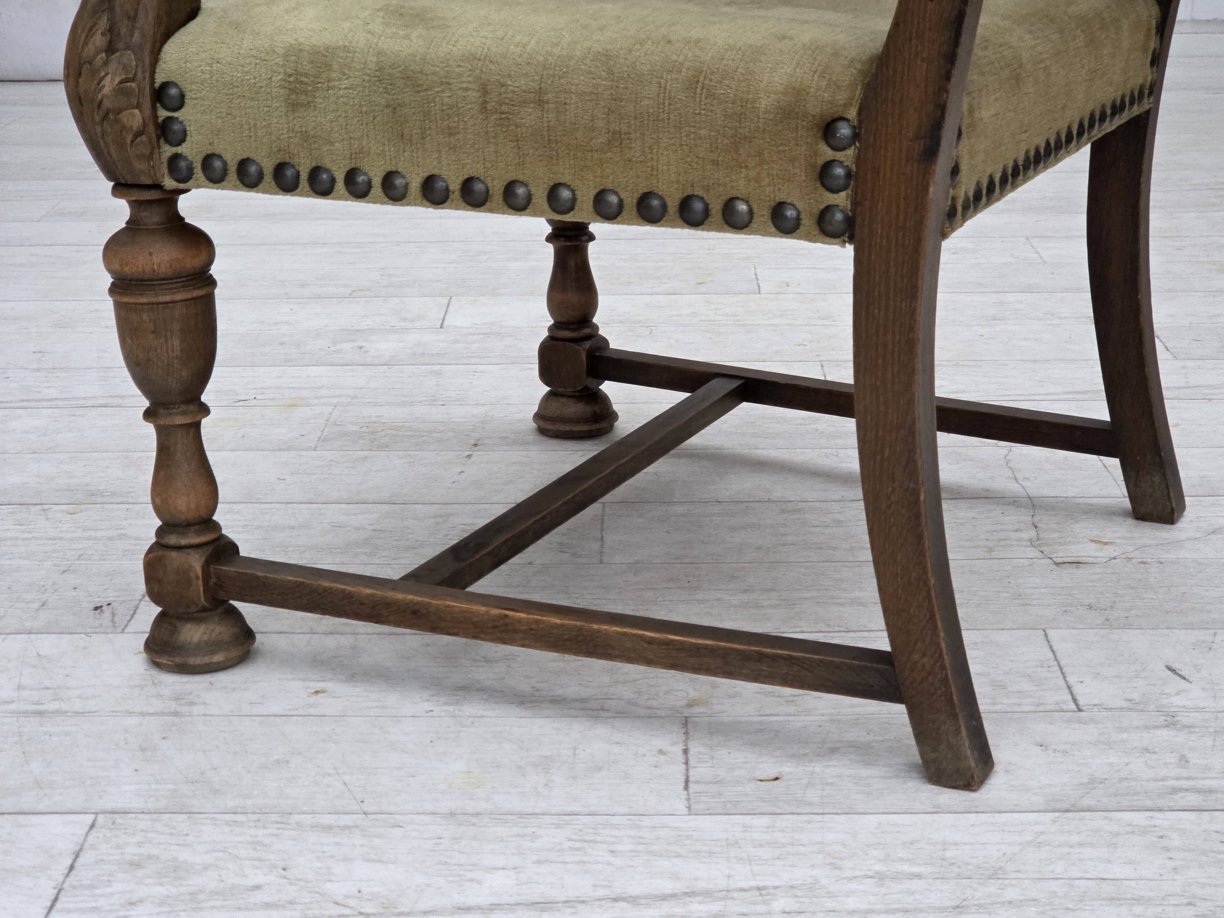 Fauteuil danois à dossier haut des années 1950, en laine tissée à la main, velours, bois de chêne sculpté.