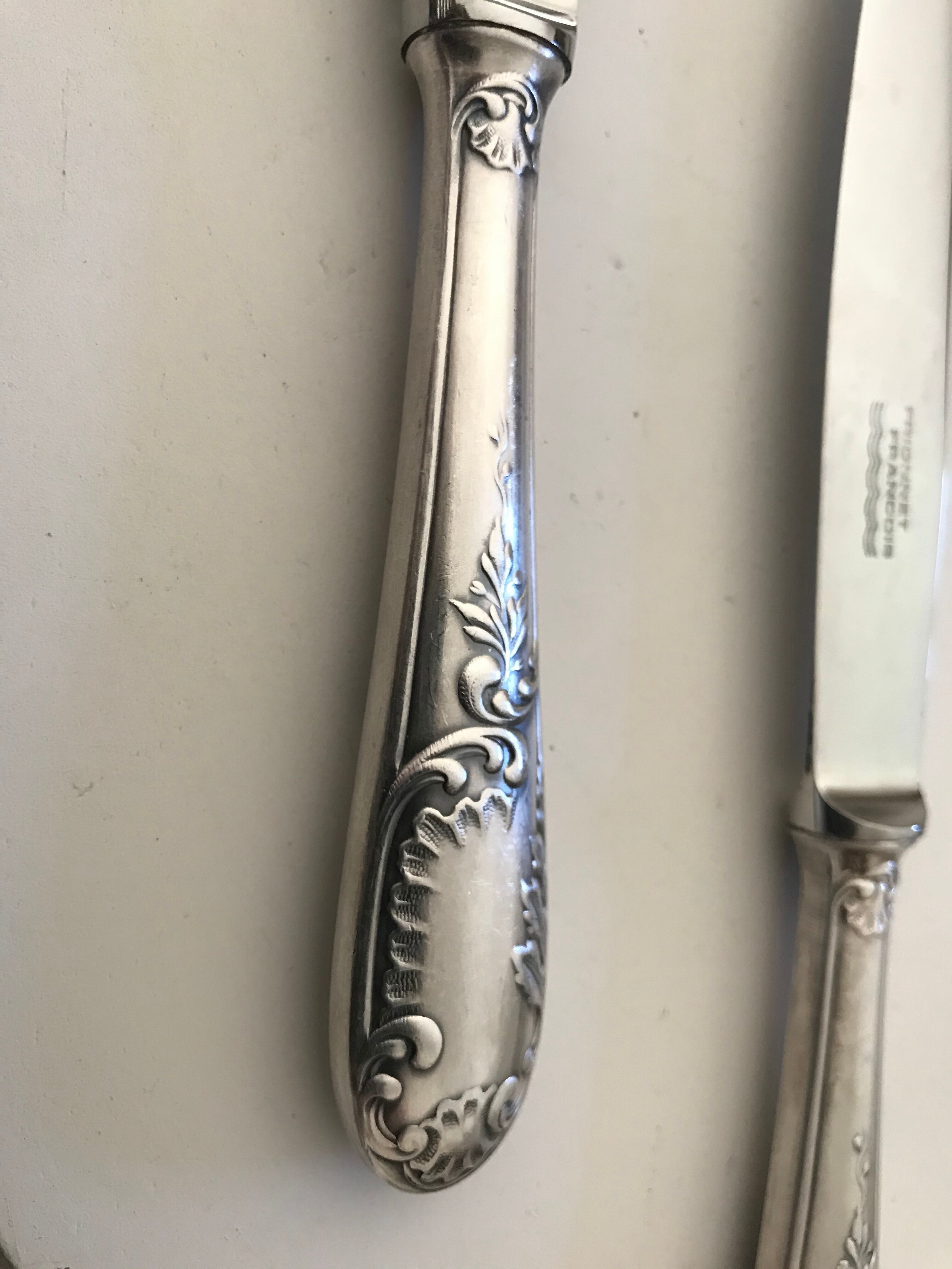 10 Series of 10 silver metal knives François Frionnet