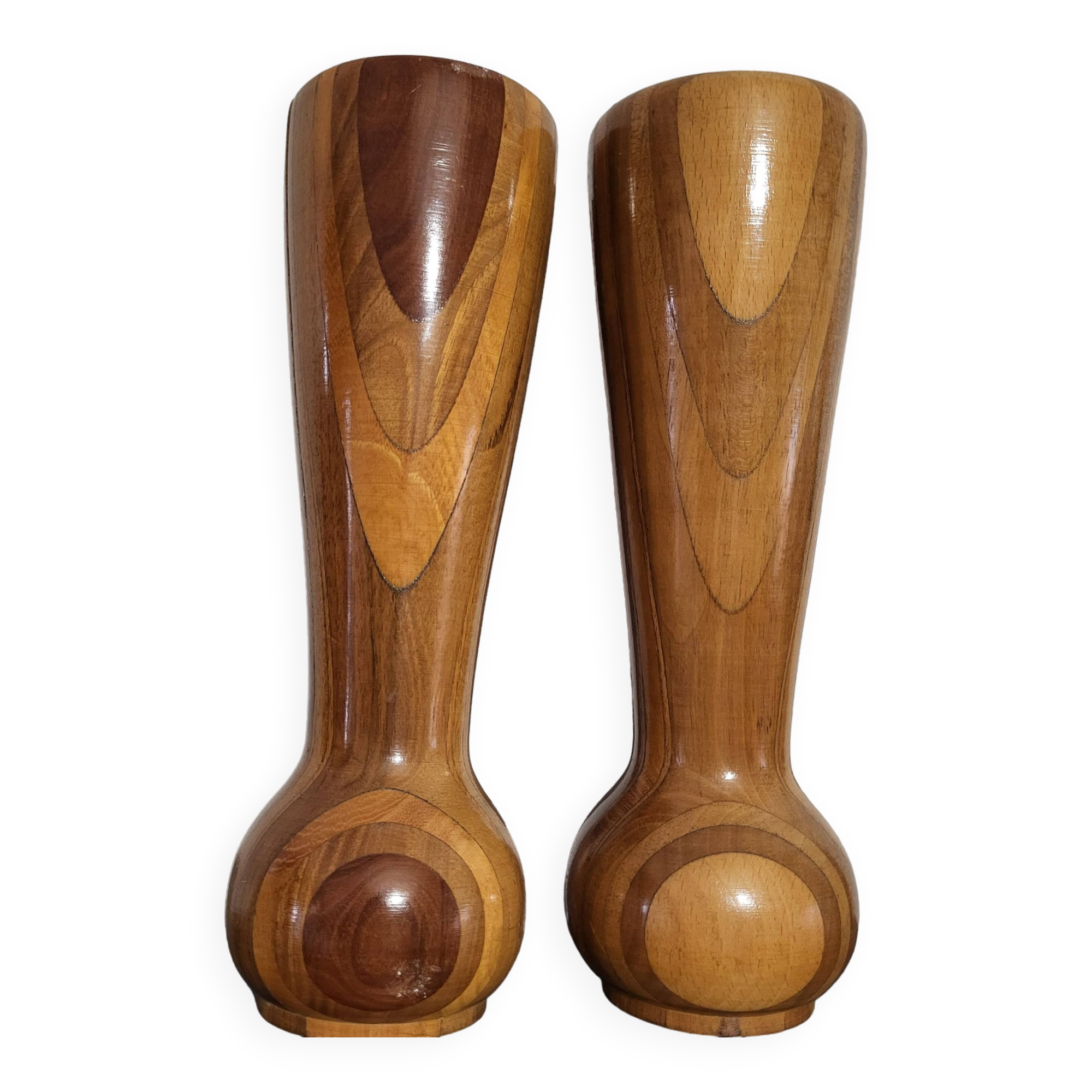Wooden vases, companions of duty