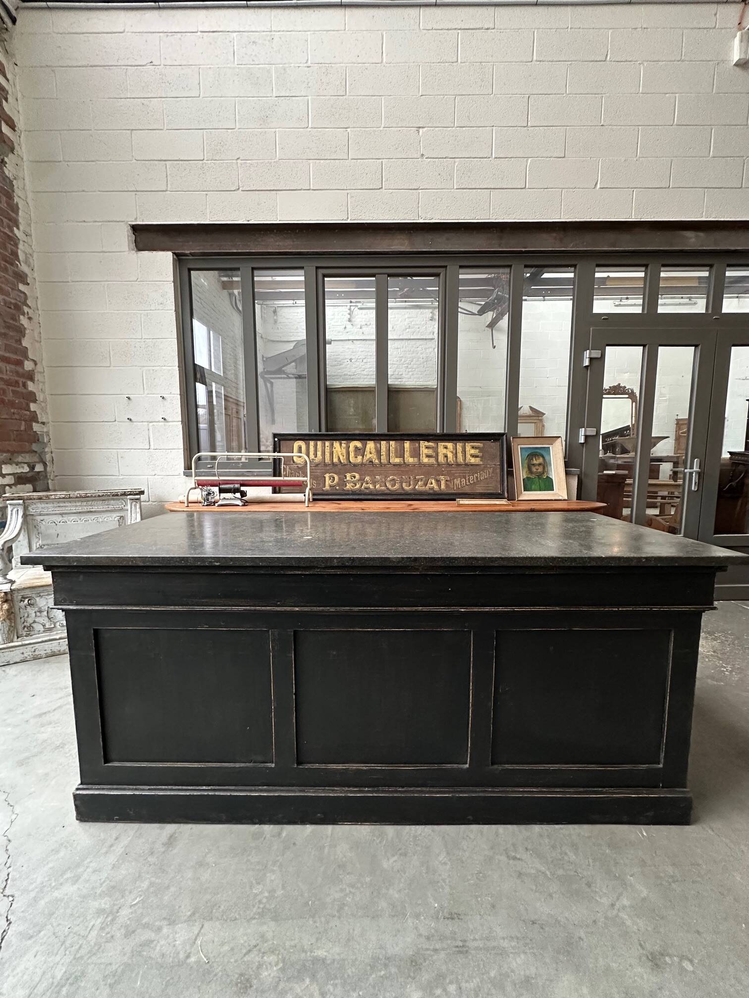 Ilot de magasin recouvert d’une pierre bleue