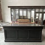 Ilot de magasin recouvert d’une pierre bleue