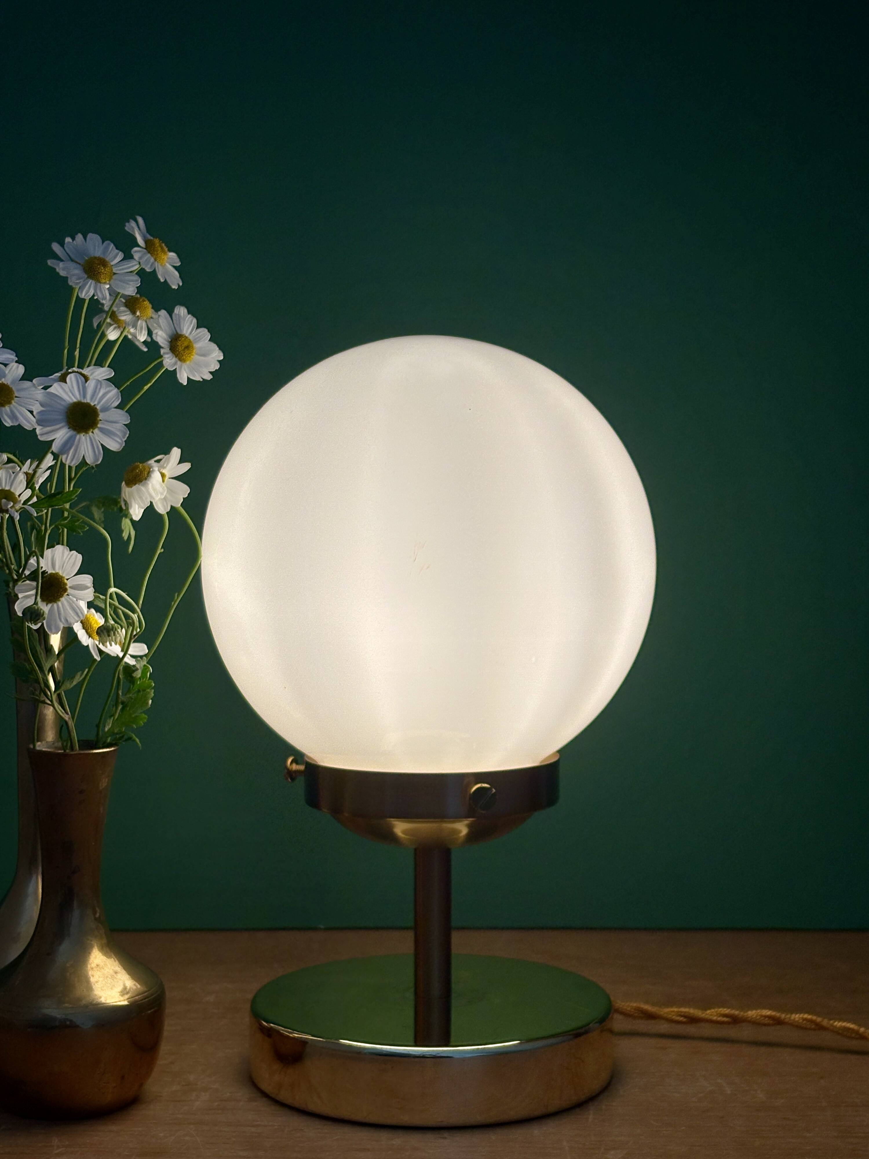 Vintage globe table lamp in white opaline.