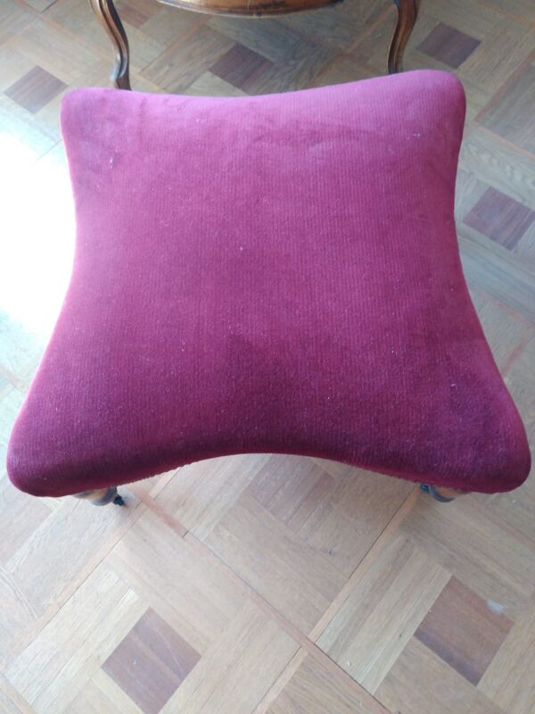 Fauteuil d'époque avec son repose pieds assorti