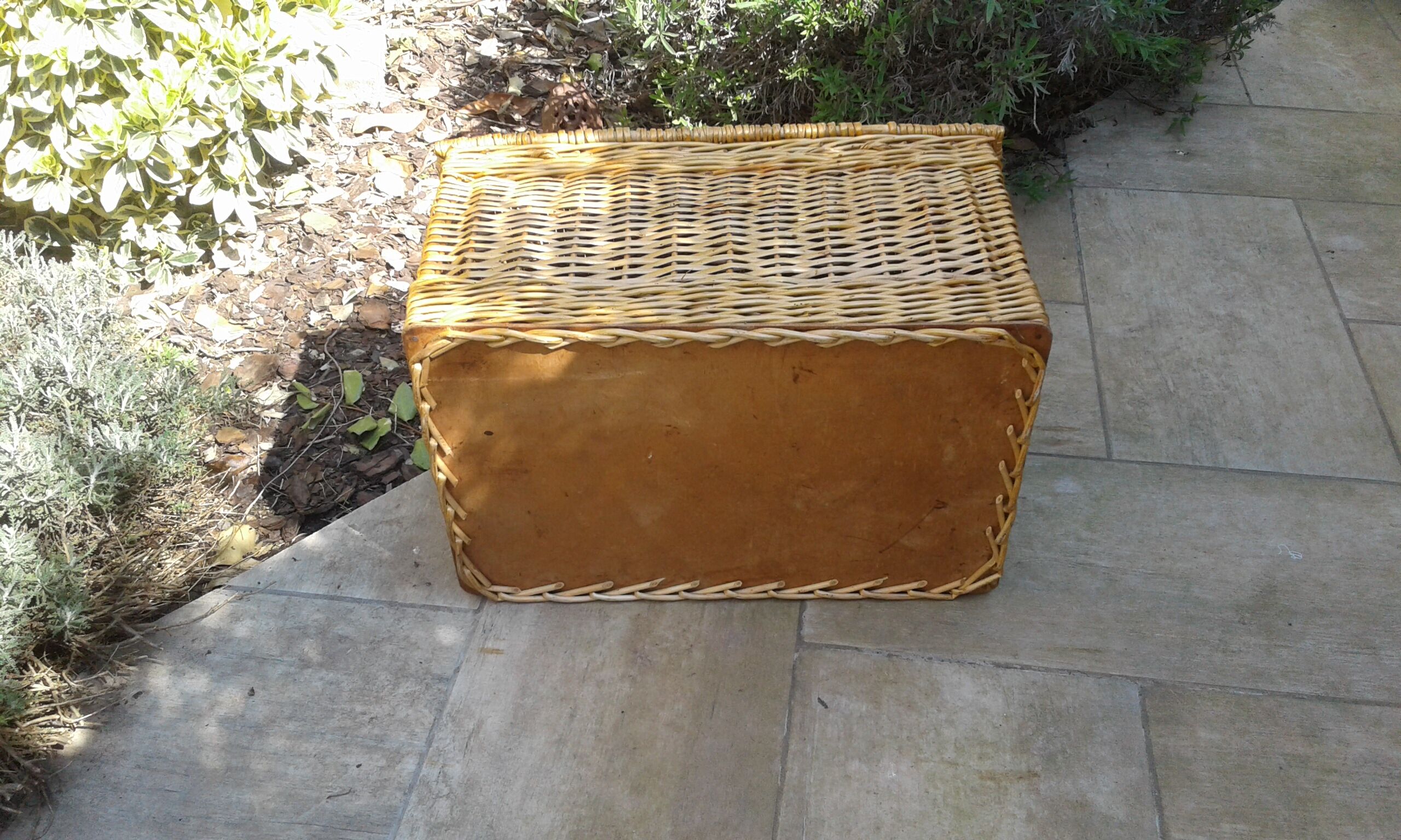 Pretty Wicker Malle. Vintage.