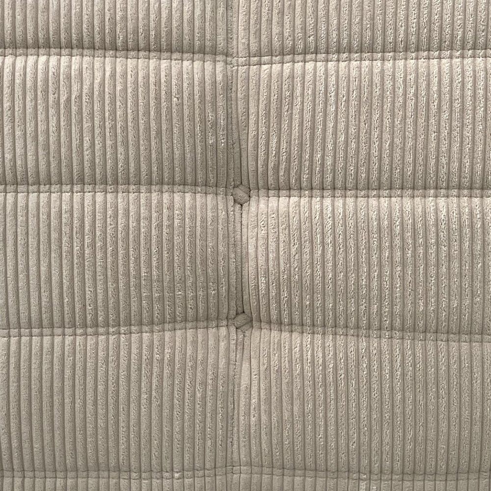 Fauteuil Togo Lounge en velours côtelé beige par Michel Ducaroy pour Ligne Roset.