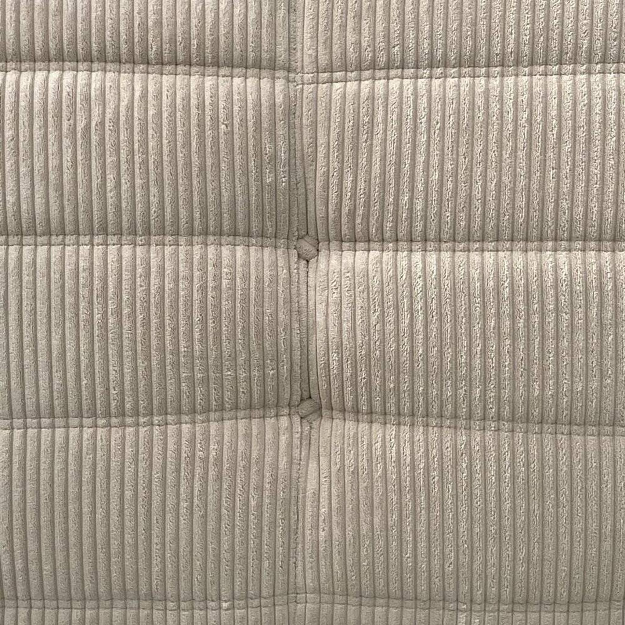 Fauteuil Togo Lounge en velours côtelé beige par Michel Ducaroy pour Ligne Roset.