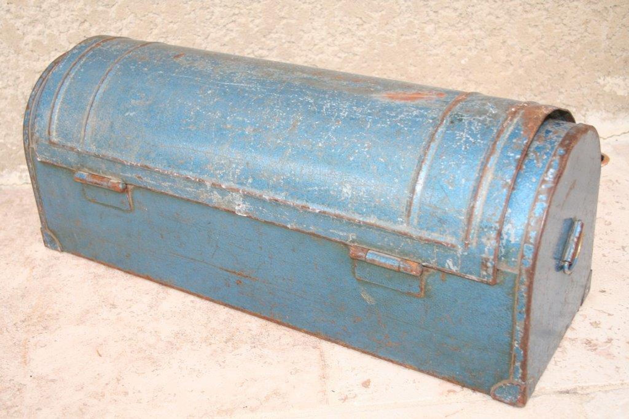 Toolbox (Groundhog) plumber metal away for storage, magazines poerte, gardener or other decoration industrial