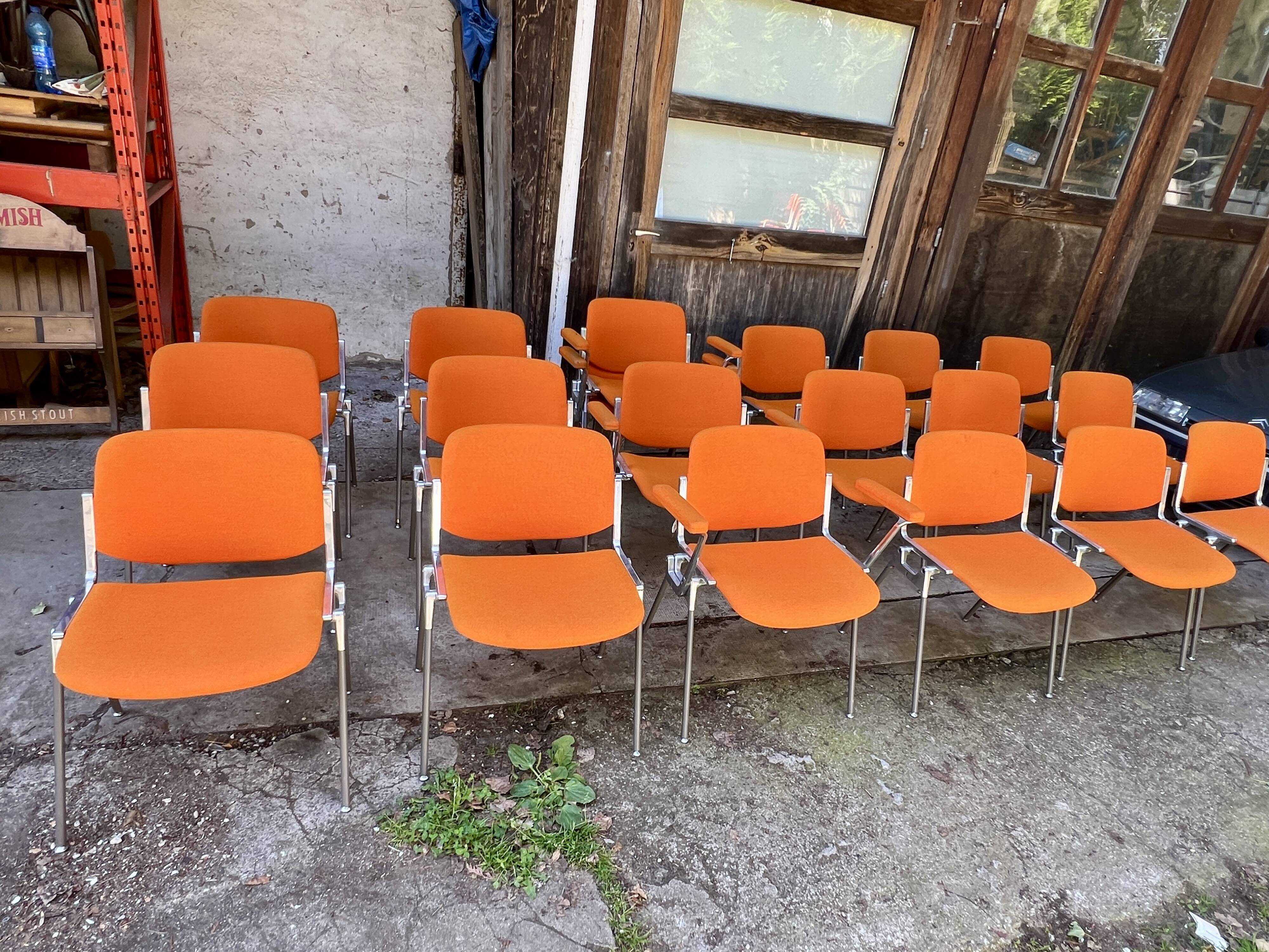 Sérié 39 chaises 4 fauteuils DSC 106 en tissu orange par Giancarlo Piretti pour Castelli