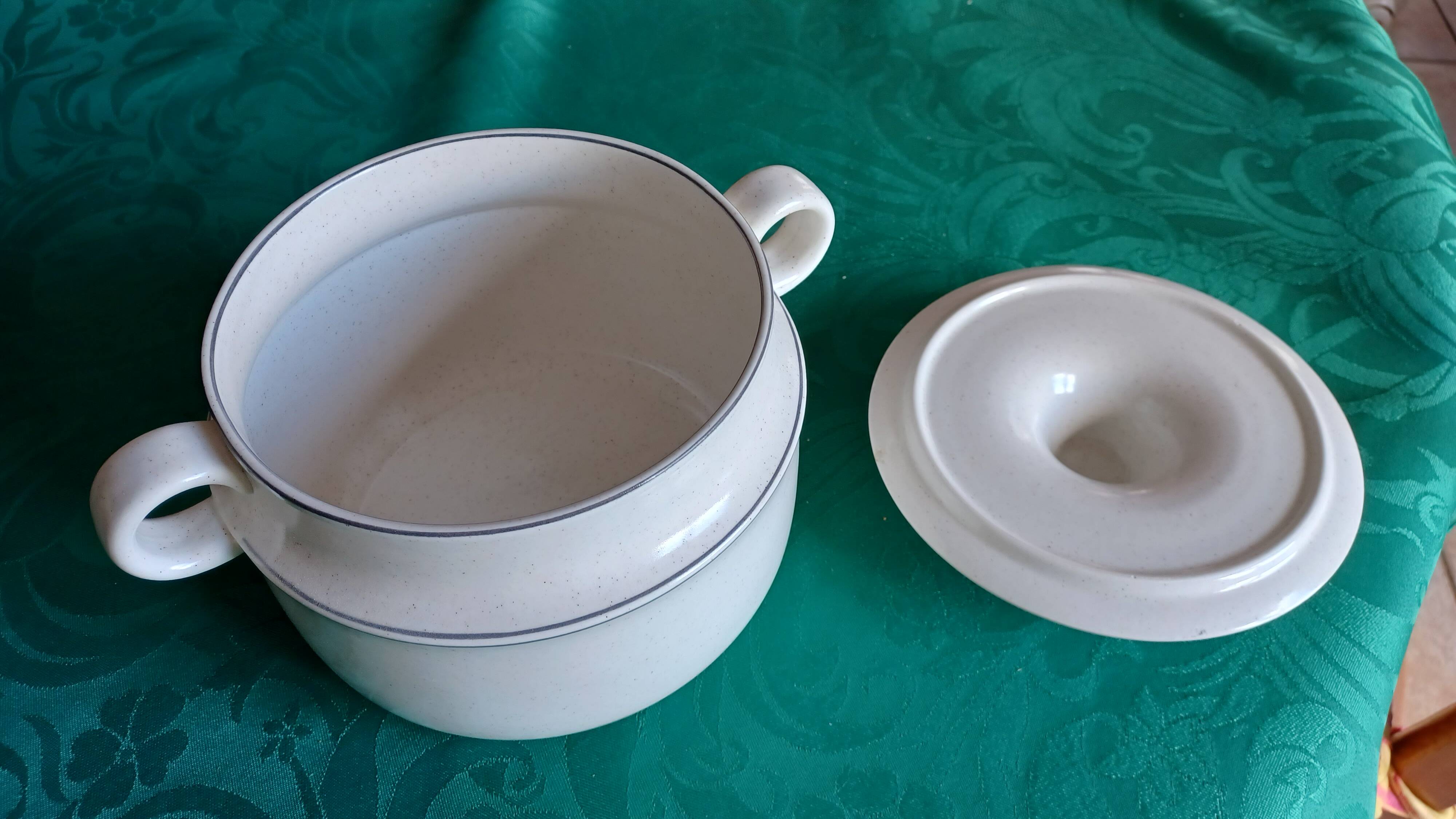Soup tureen, vegetable dish