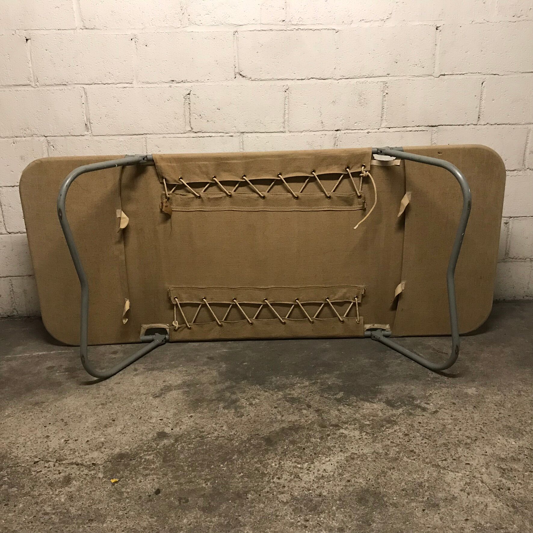 Lit de camp pliable beige vintage style armée marque GEP PARIS