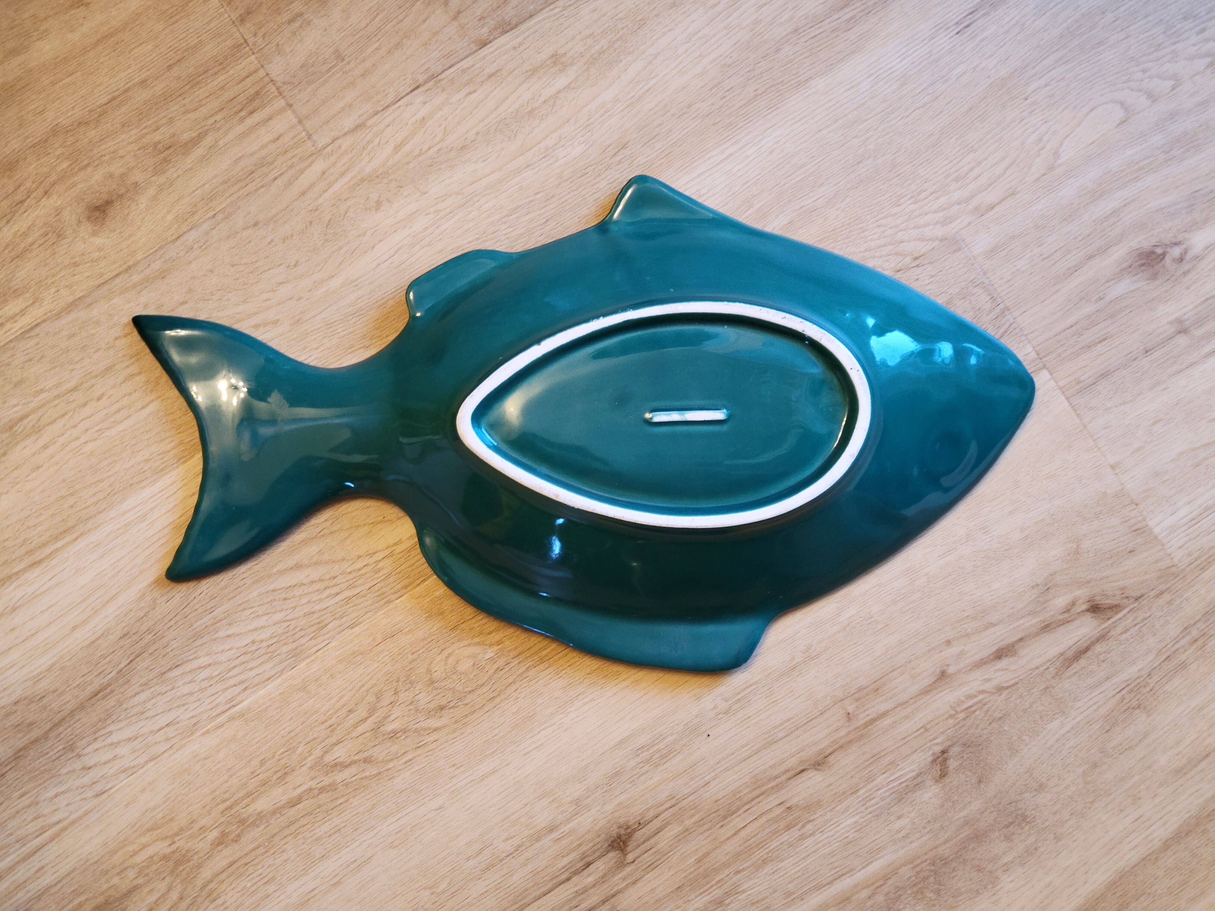 Ceramic serving flat plate in the shape of green fish
