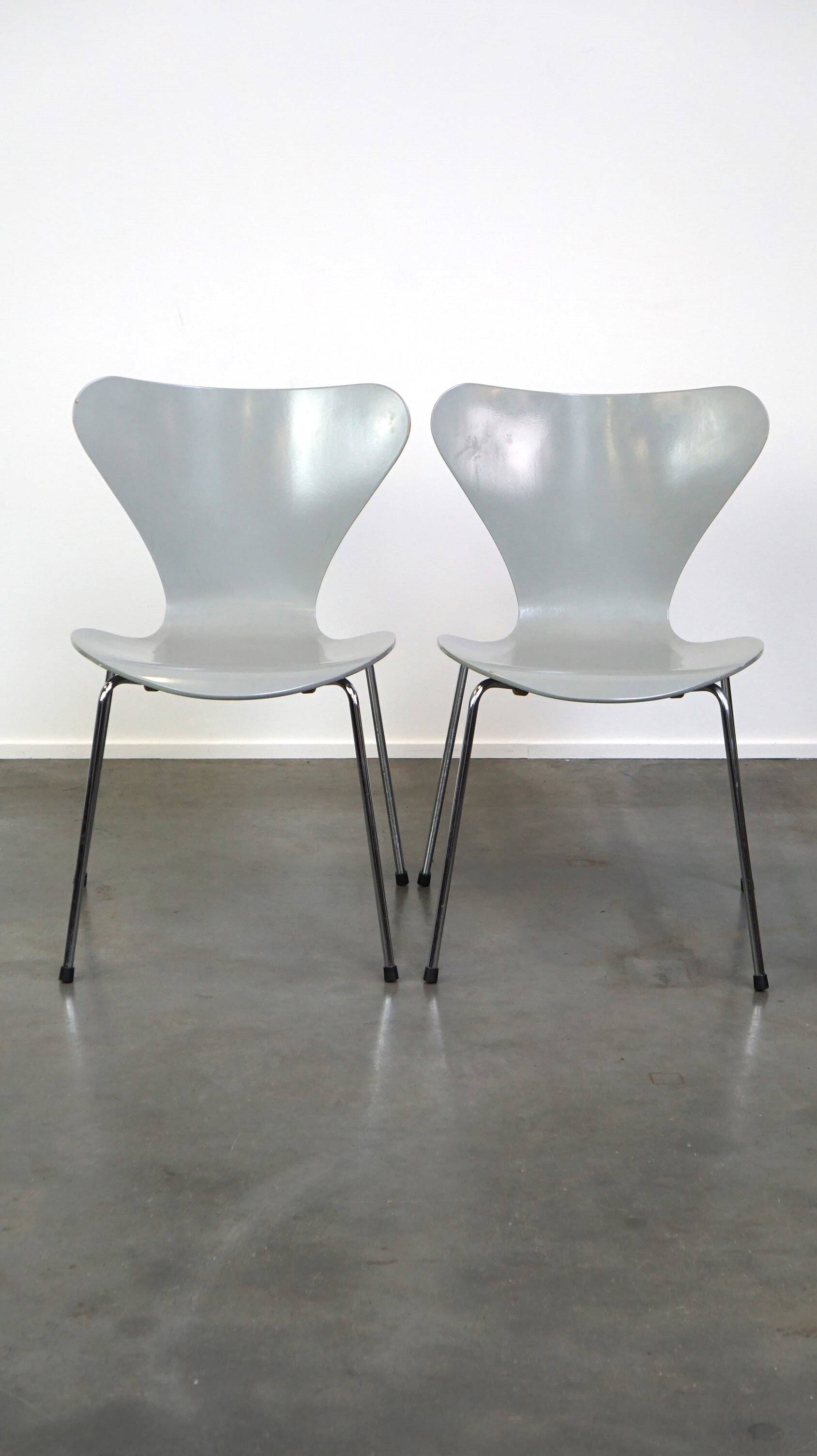Set of 4 original grey Fritz Hansen butterfly chairs from 1984 Danish design