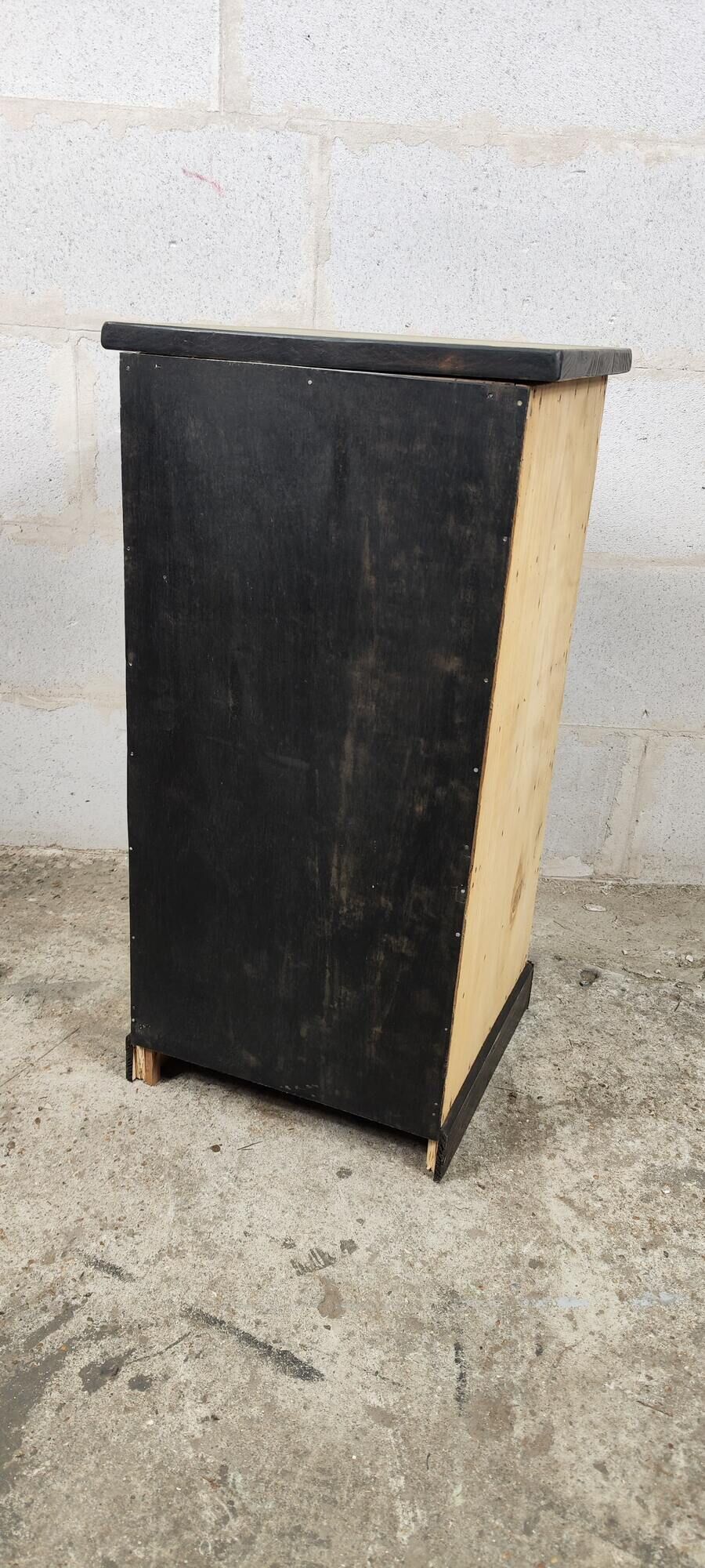 Workshop furniture in raw wood