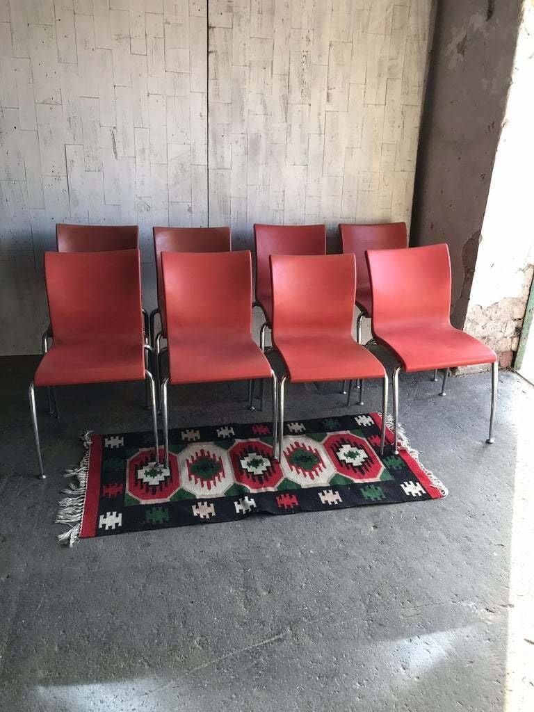 Lot de 8 chaises vintage rouges en terre cuite avec piétement chromé métallique – Martin Ballendat