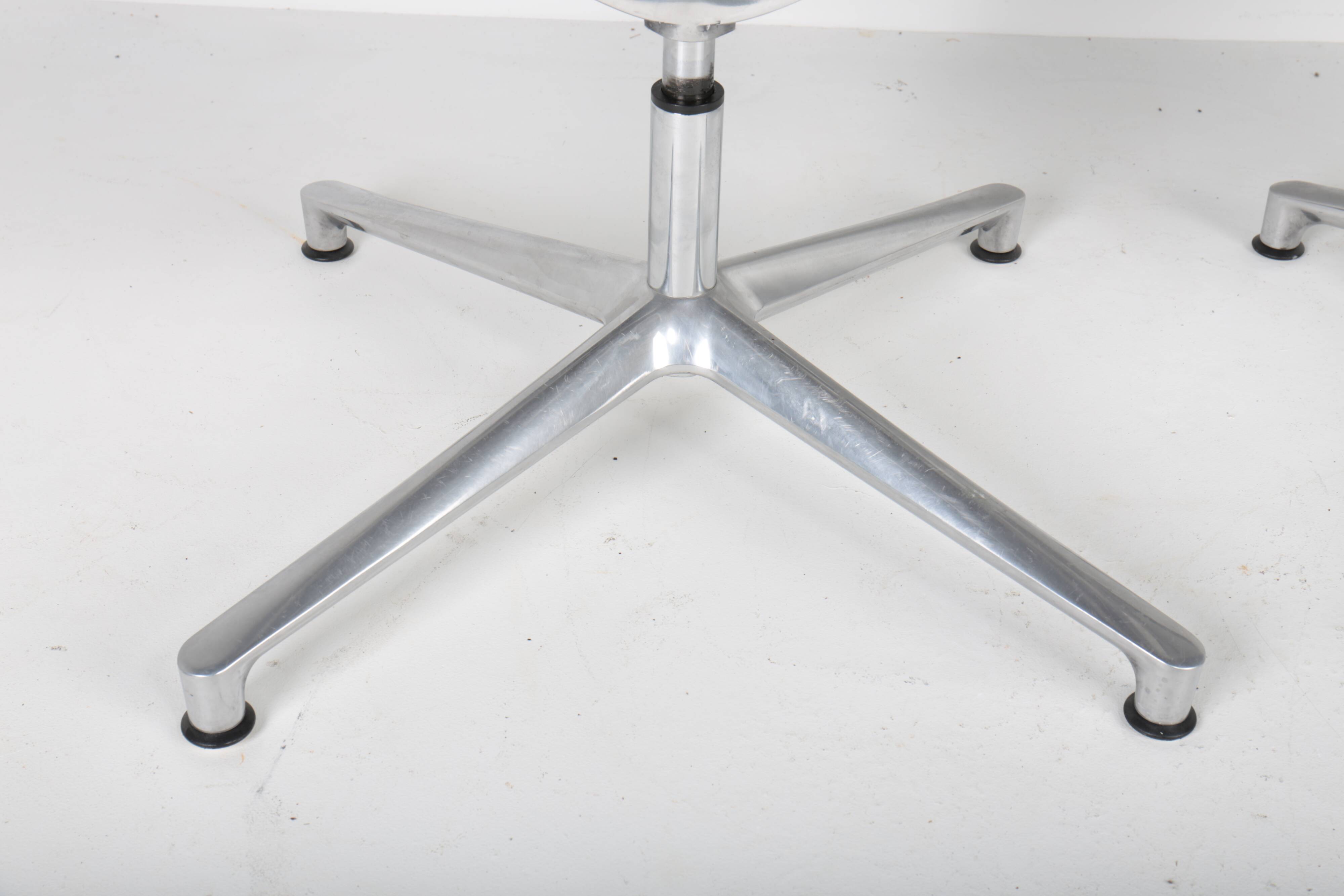 Paire de fauteuils de bureau ICF Una Chair Management