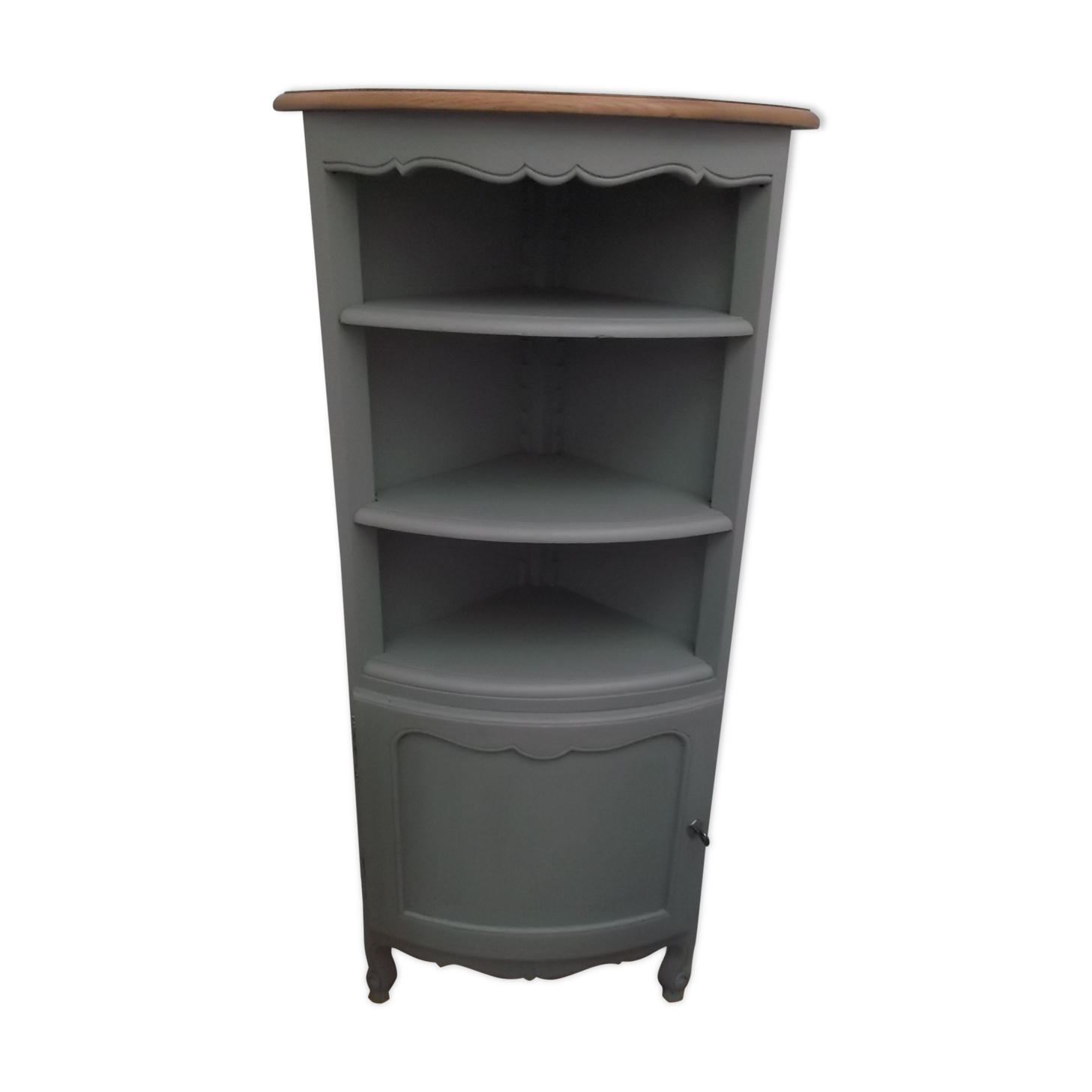 Corner cabinet
