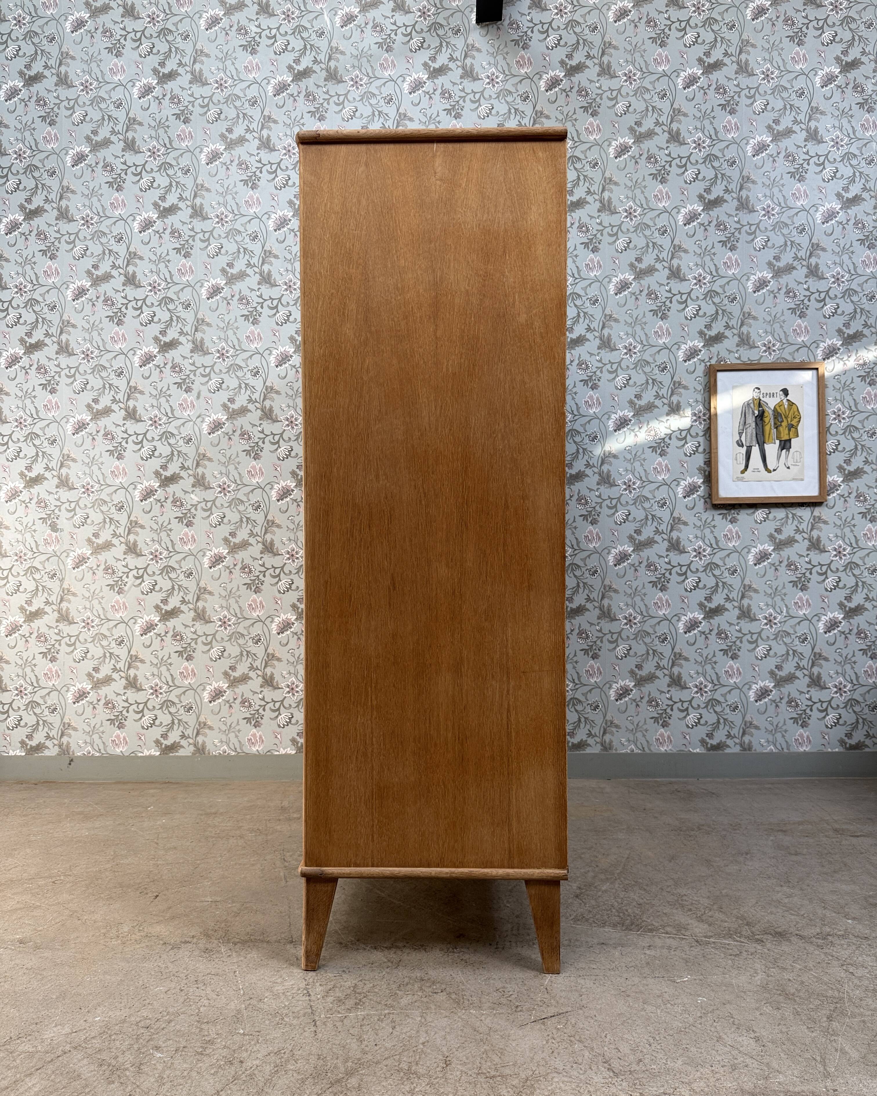 Armoire vintage avec penderie et portes coulissantes, rénovée