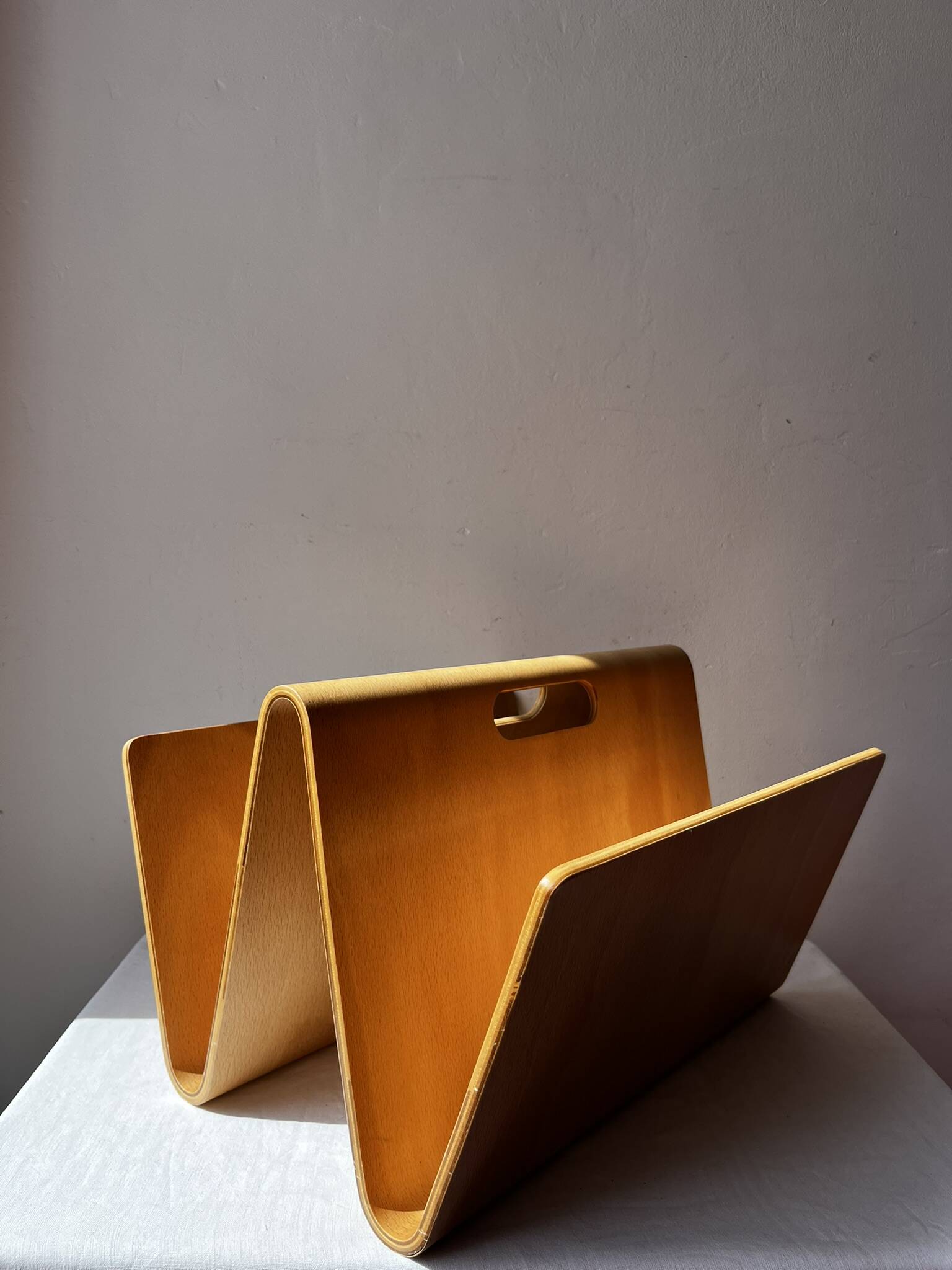 Vintage curved plywood magazine rack, W shape, Alvar Aalto style.