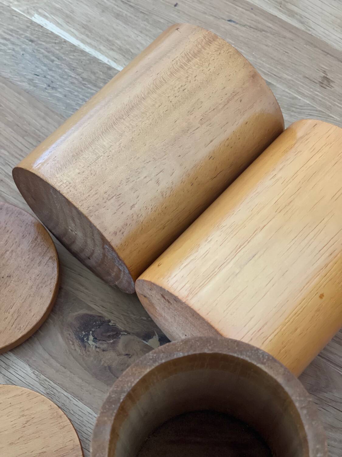 6 pots à épices en bois.