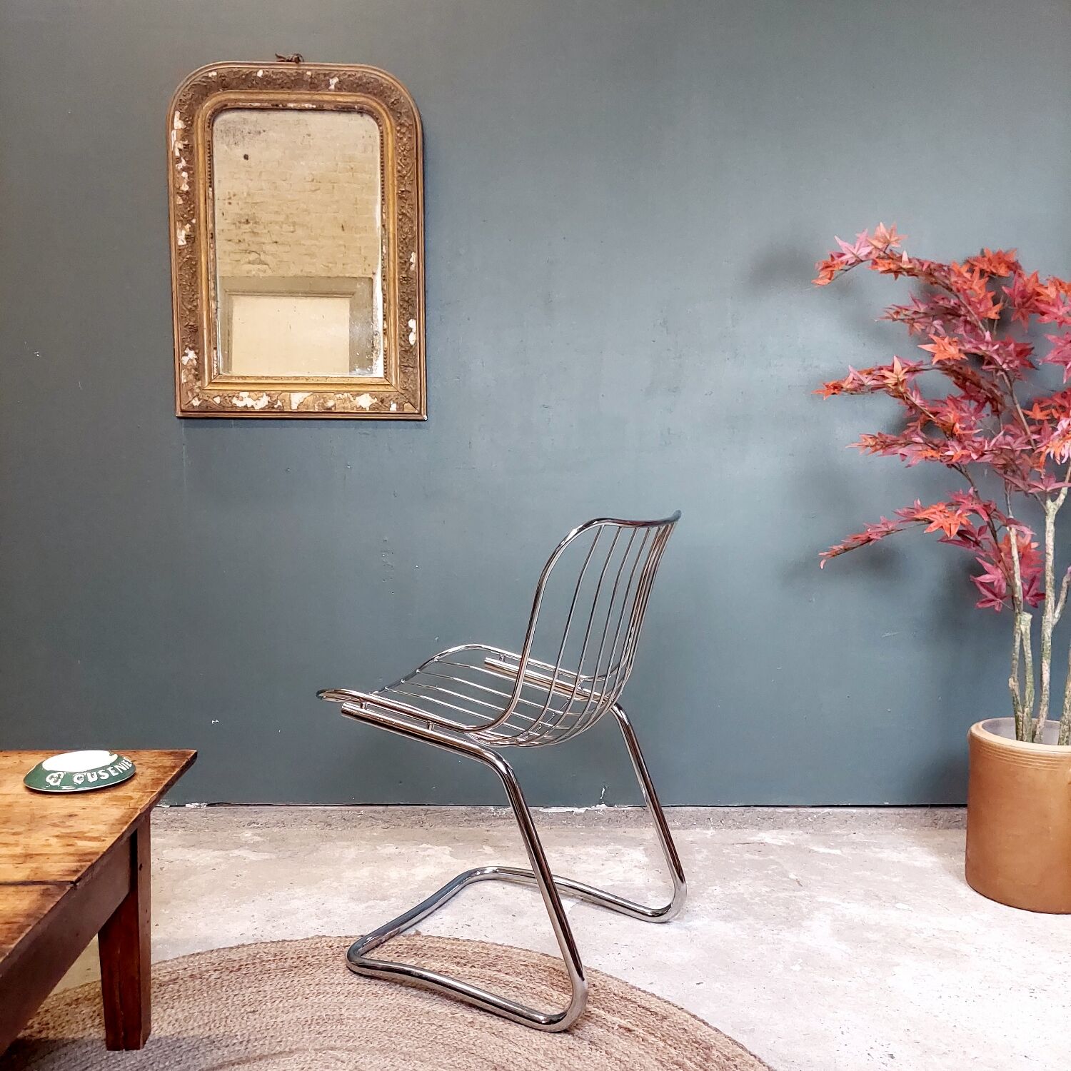 Metal wired chair
