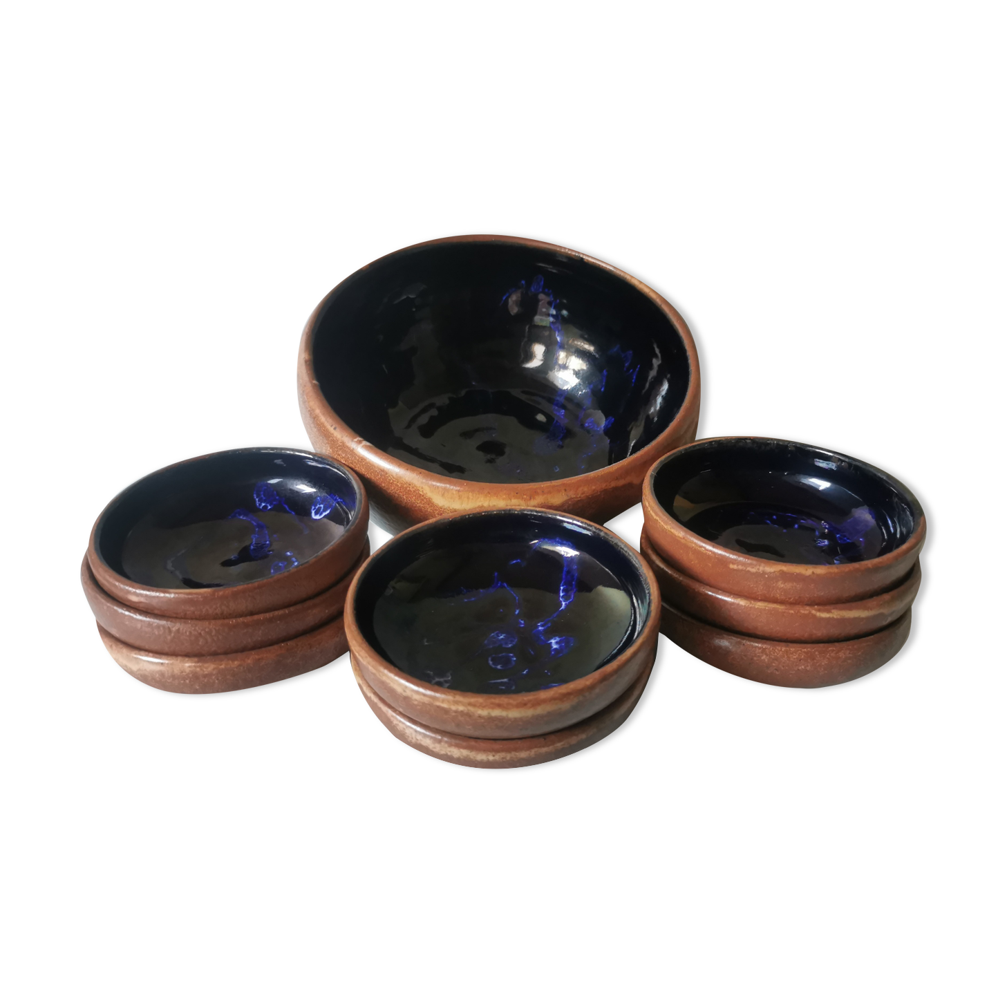 Salad bowl and enamelled sandstone cups