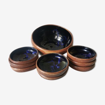 Salad bowl and enamelled sandstone cups