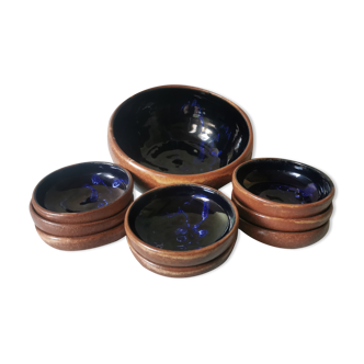 Salad bowl and enamelled sandstone cups