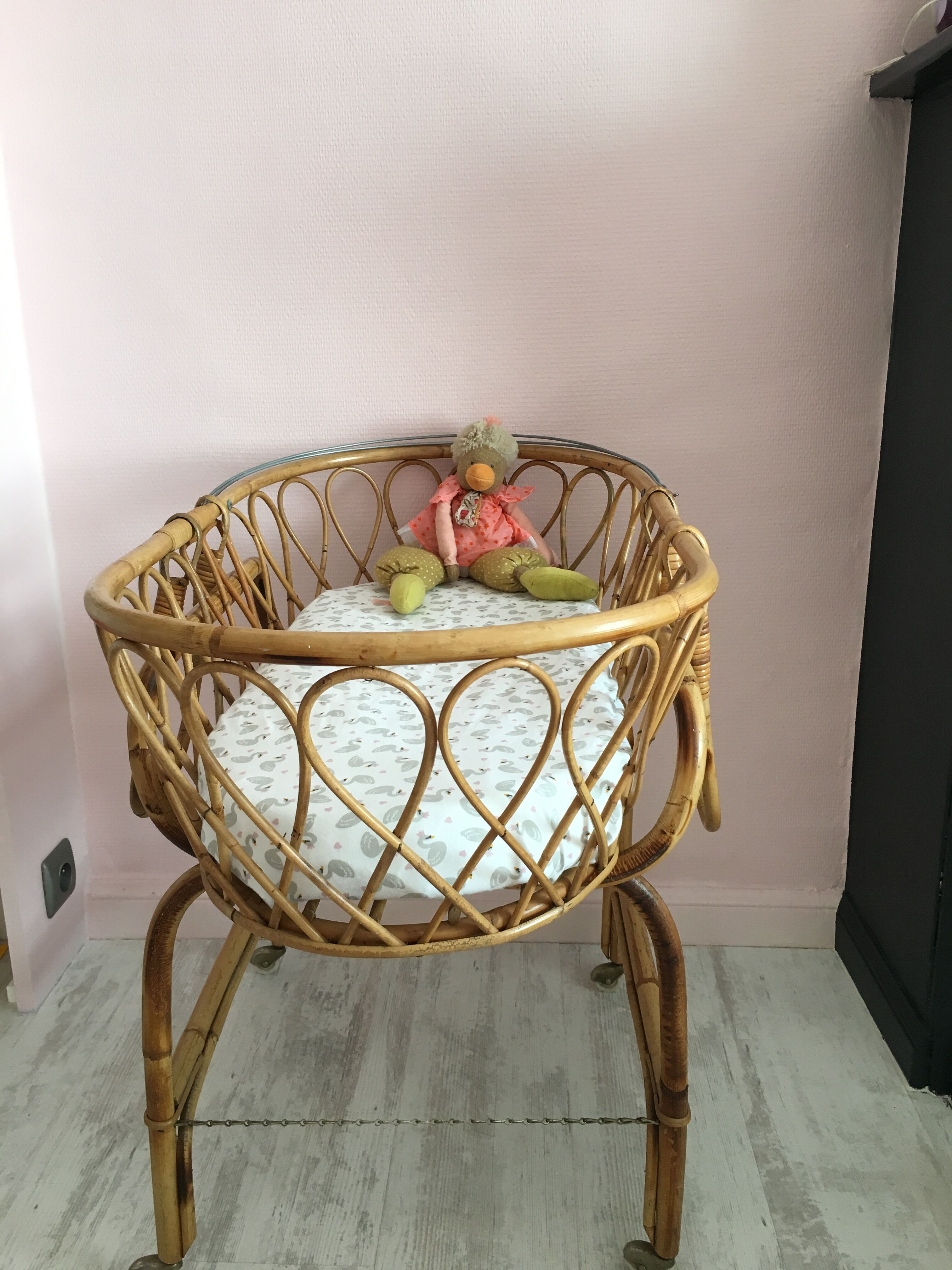 Rattan cradle on foot