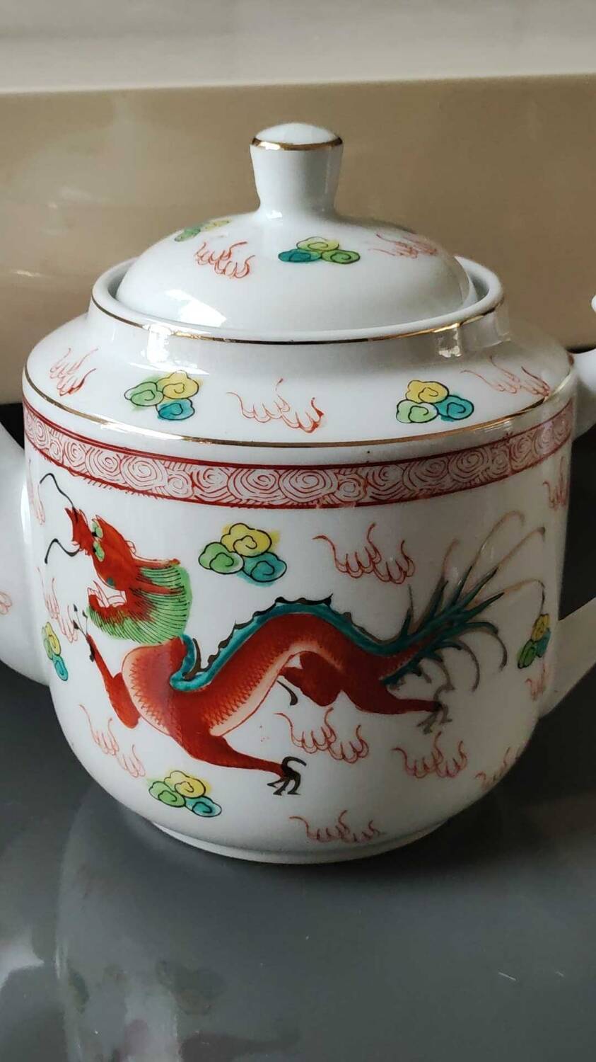 Chinese tea service/Teapot + 6 cups. In fine porcelain. Dragons/Phoenix decor. Feng Shui Rose Family Style. 70s