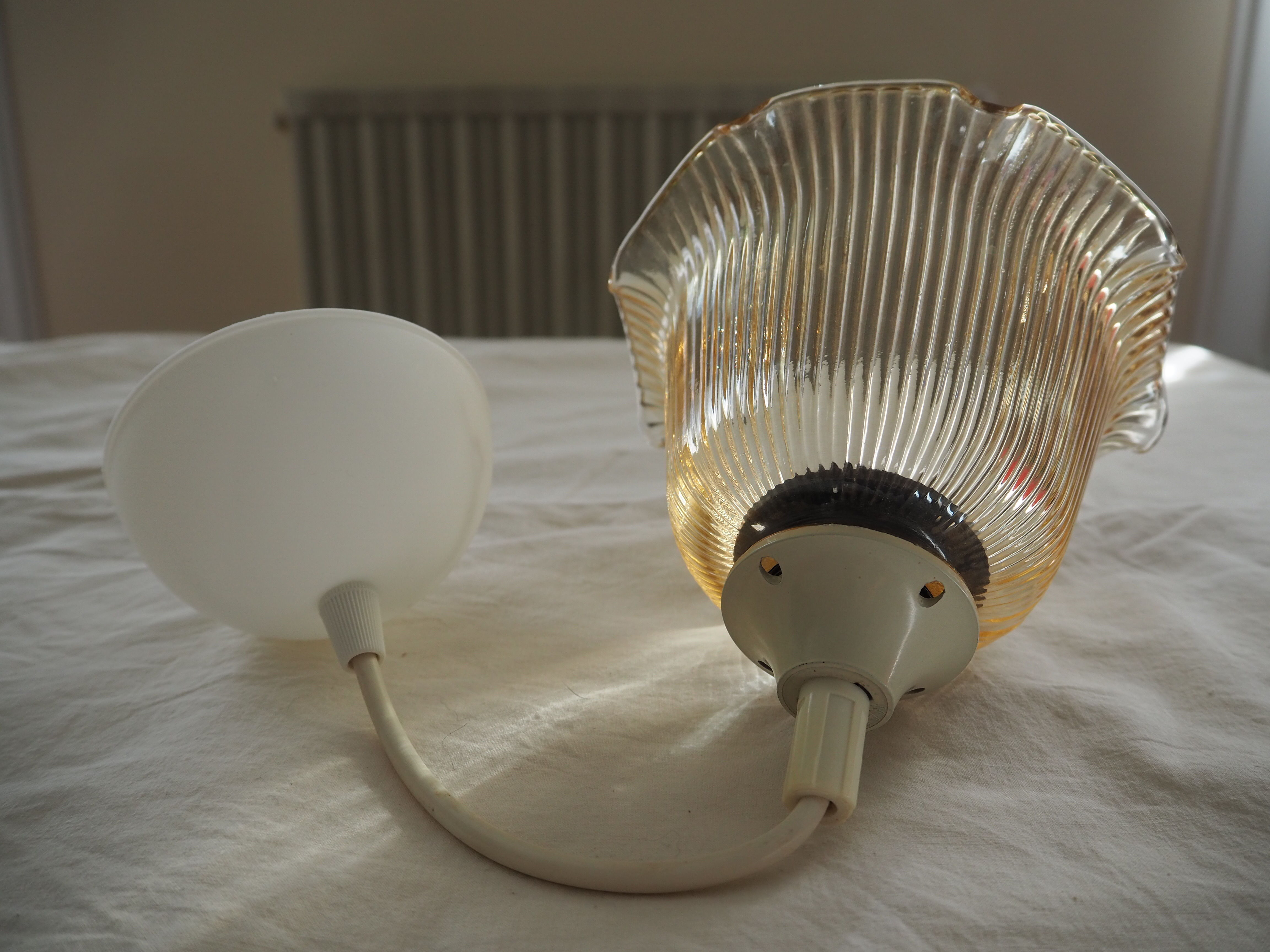 Striated tulip-shaped pendant light, in smoked glass